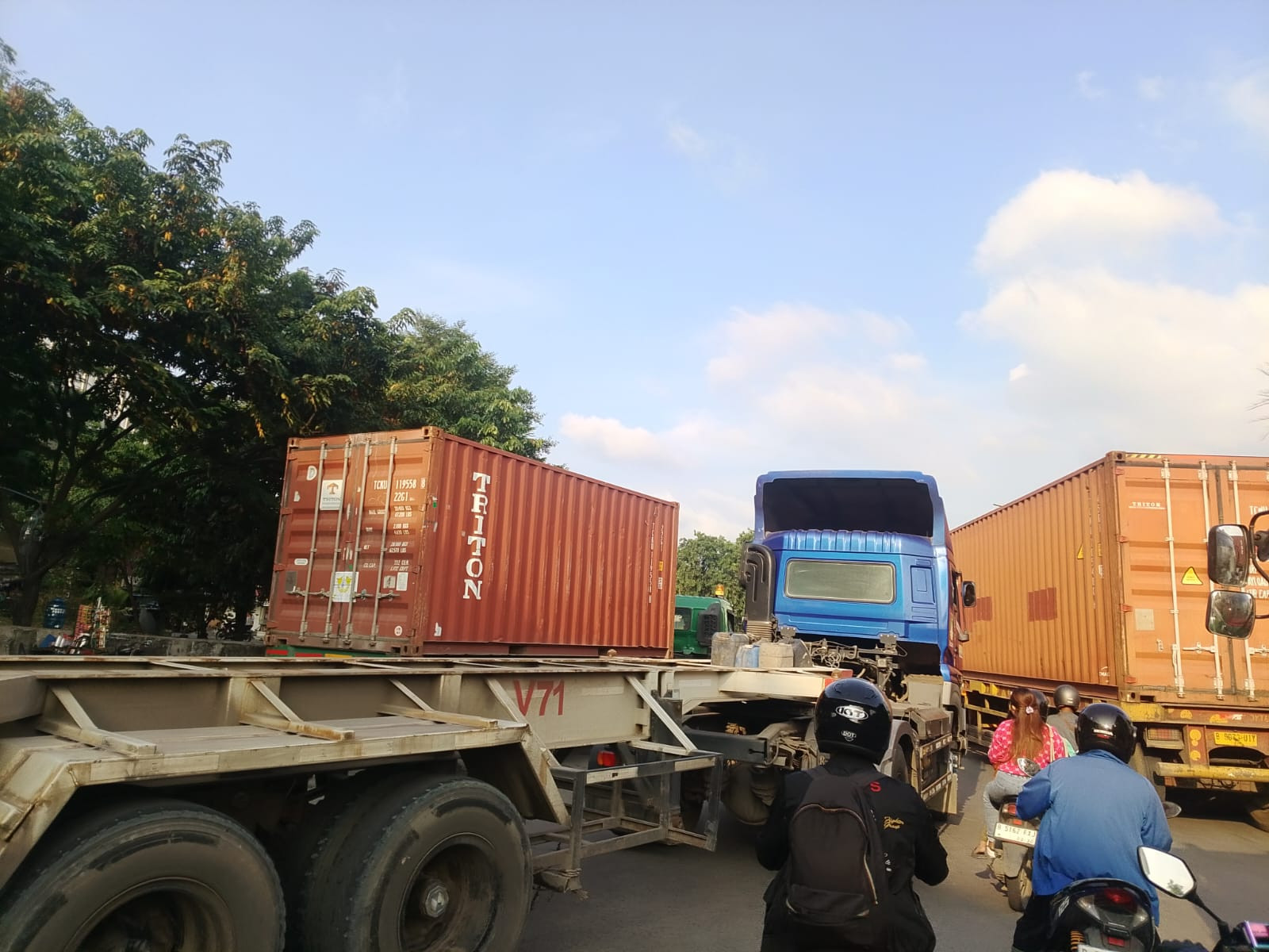 Macet Parah di Jalan Raya Cilincing, Warga Turun Tangan Atur Lalu Lintas