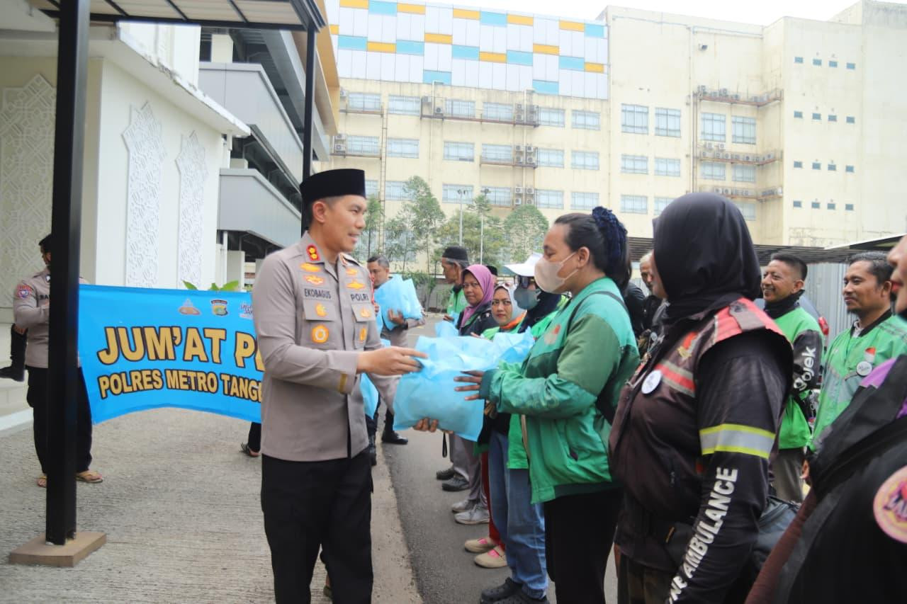 Jumat Peduli, Polres Metro Tangerang Kota Pererat Silaturahmi dengan Komunitas Ojol