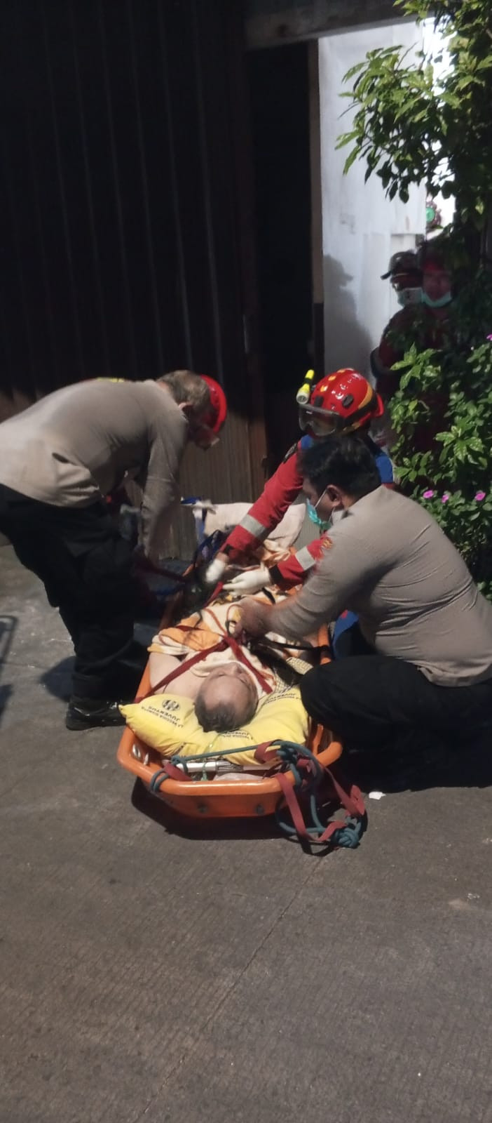 Polisi dan Damkar Evakuasi Warga Sakit dari Lantai Tiga di Pademangan Timur