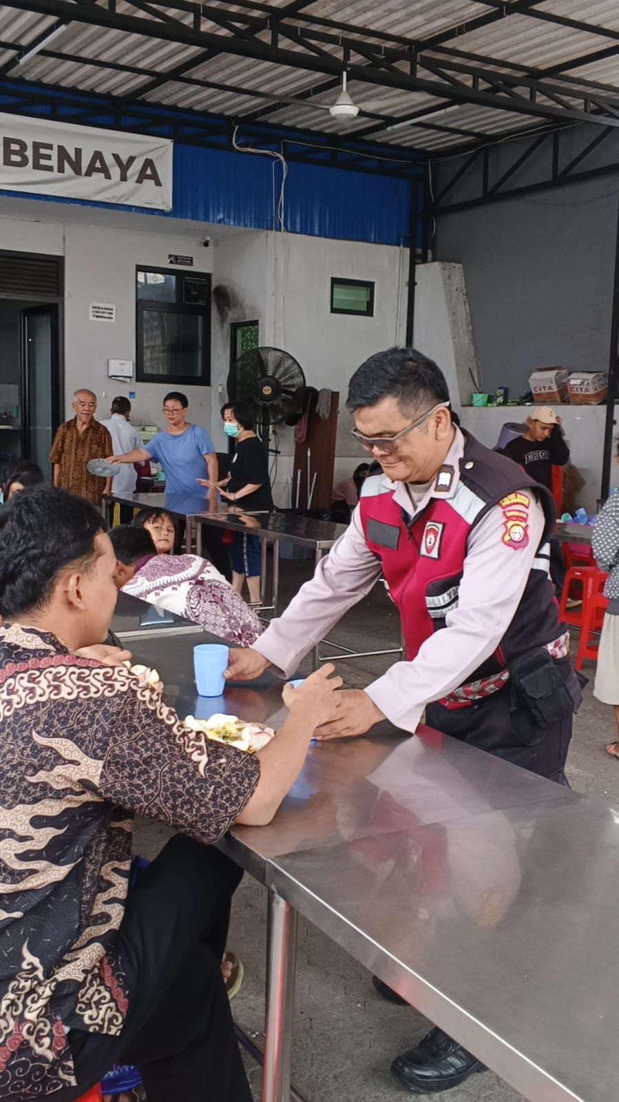 Jum’at Peduli Polsek Metro Penjaringan, 500 Paket Makanan Dibagikan untuk Warga dan Pekerja Lapangan