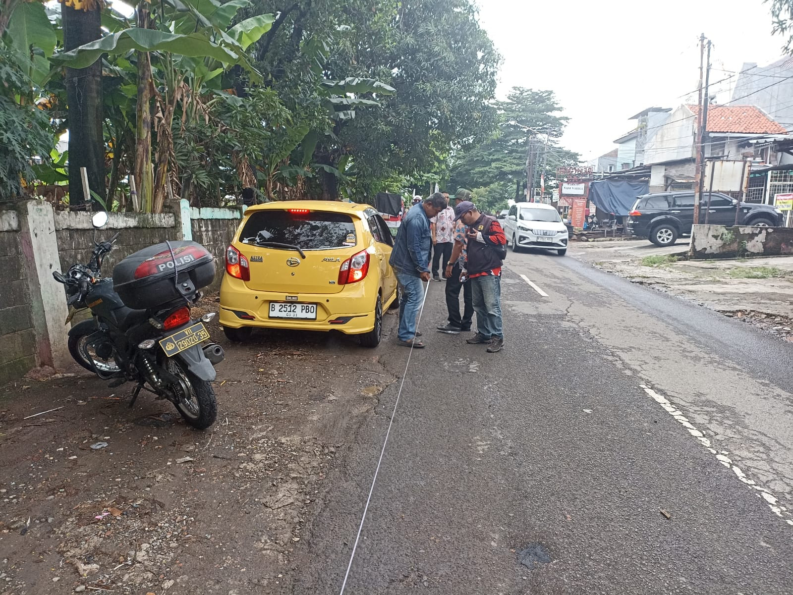 Tingkatkan Infrastruktur, Bhabinkamtibmas Jaticempaka Kawal Pengukuran Jalan Anugerah