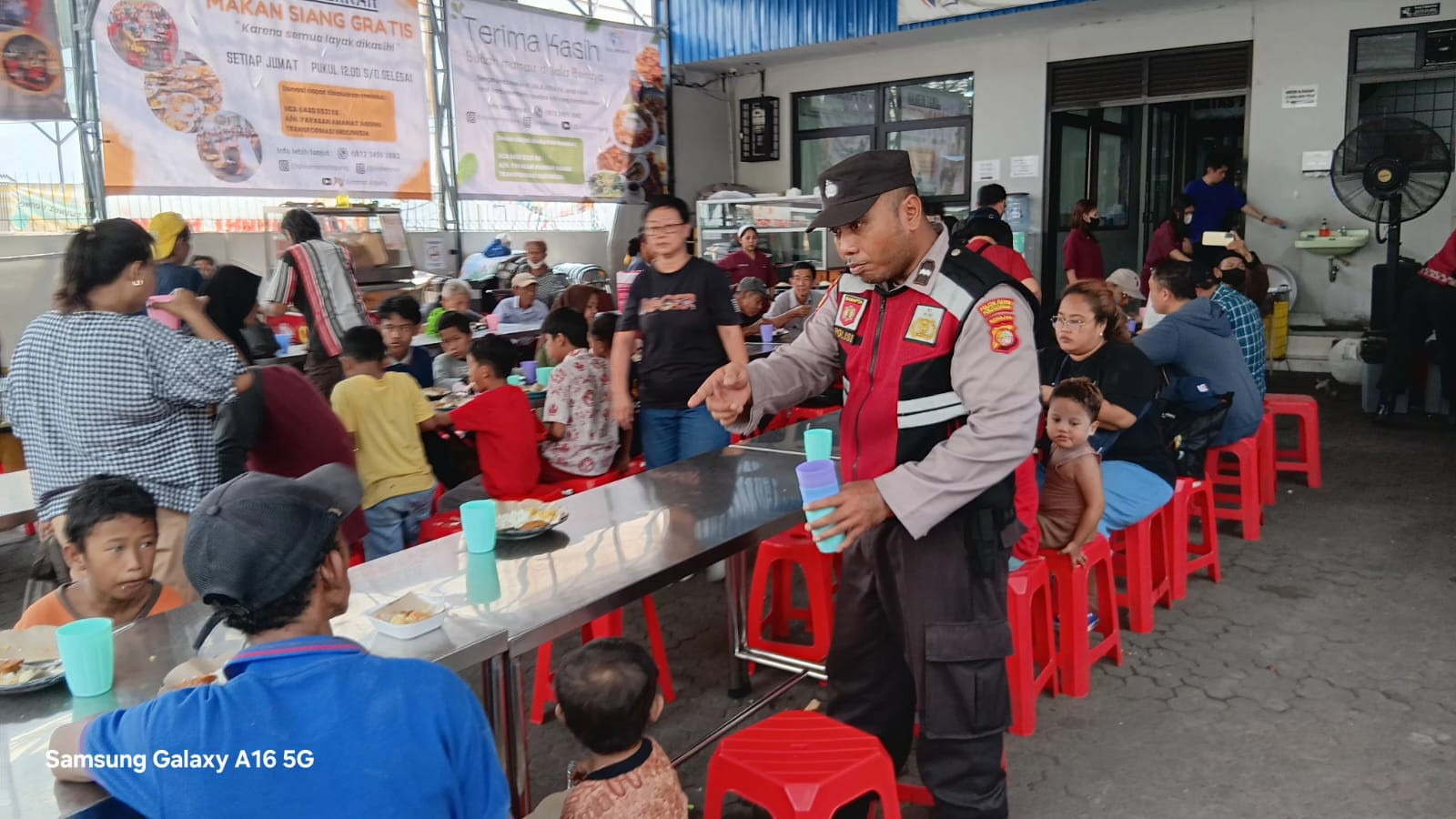 Polsek Metro Penjaringan Tebar Kepedulian Lewat Jumat Peduli, Ratusan Paket Makanan Dibagikan kepada Warga dan Pekerja Lapangan