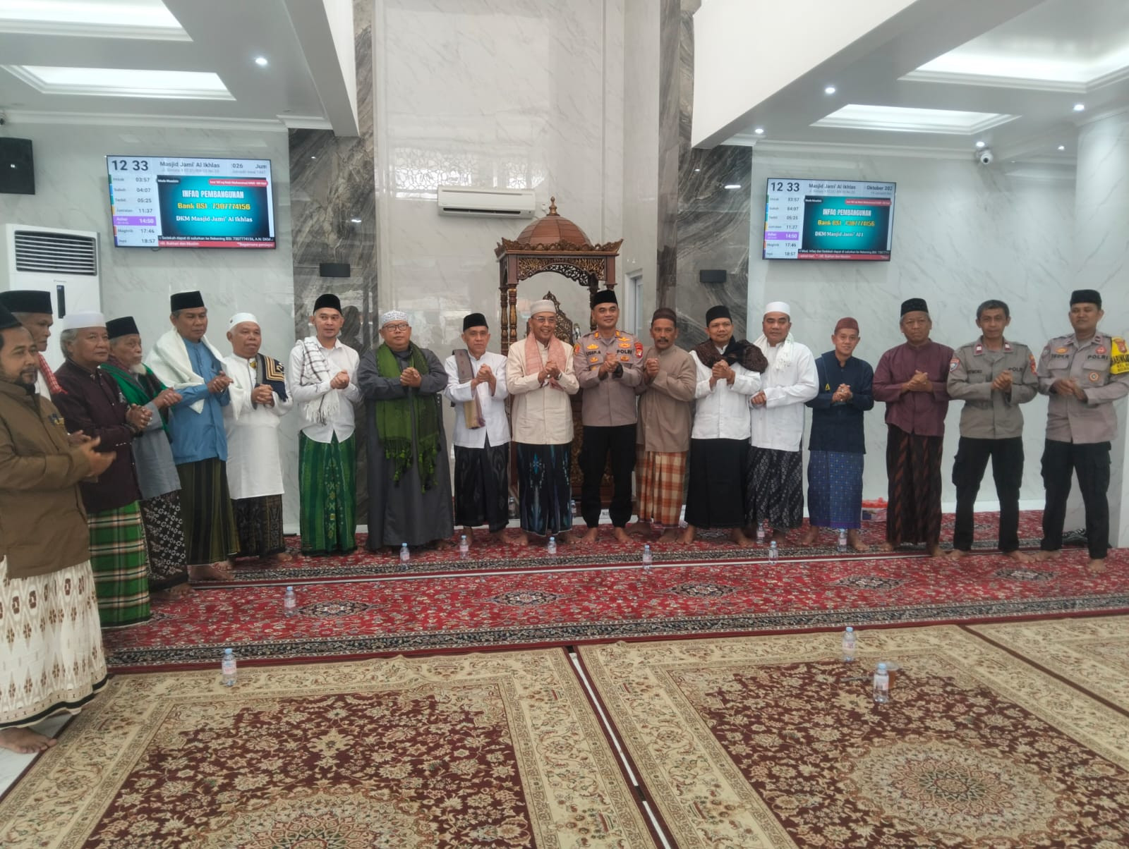Polisi Bersama Masyarakat, Kapolsek Bekasi Barat Sholat Jumat Bersama Siswa SMK di Masjid Al Ikhlas Bintara