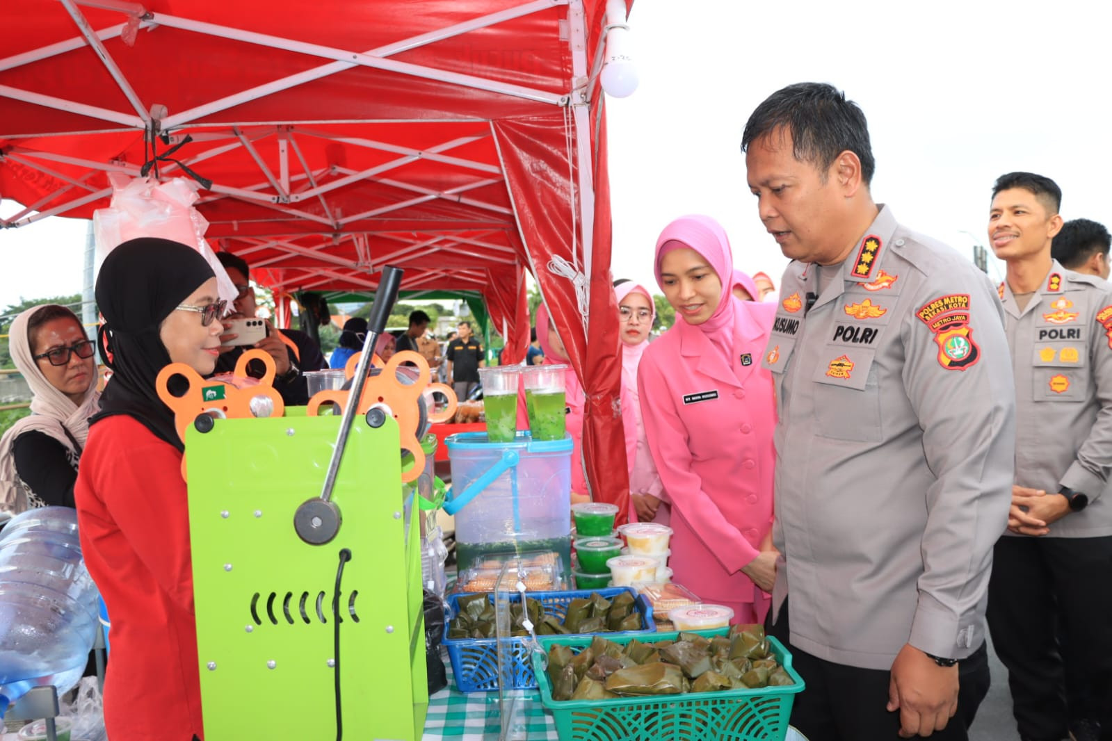 Polri Peduli: Kapolres Metro Bekasi Kota Bagikan Takjil dan Borong Dagangan UMKM di Grand Kemala Lagoon