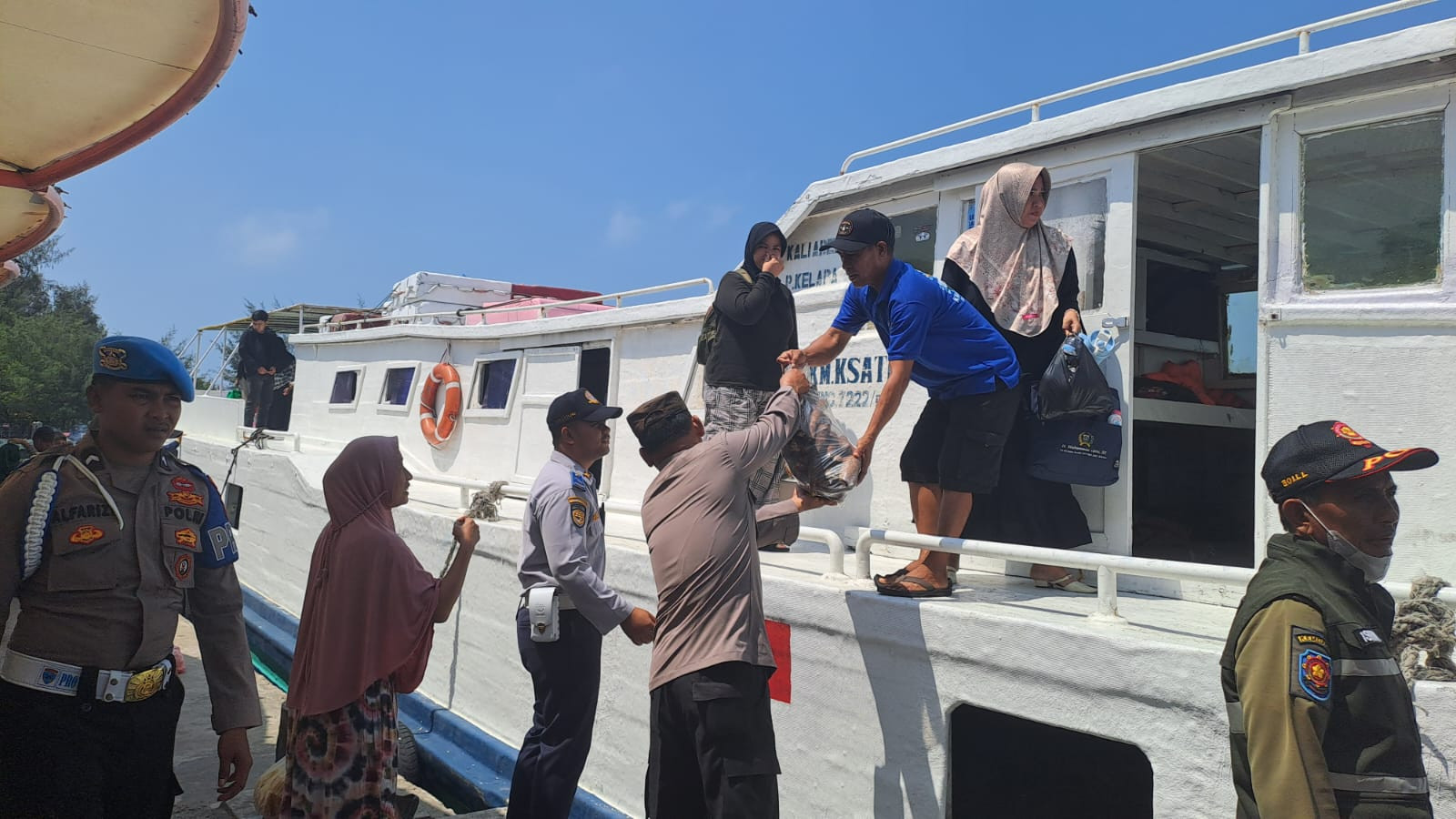 Jaga Jakarta, Polres Kepulauan Seribu Hadir Humanis di Dermaga dan Sosialisasikan Layanan Polisi 110