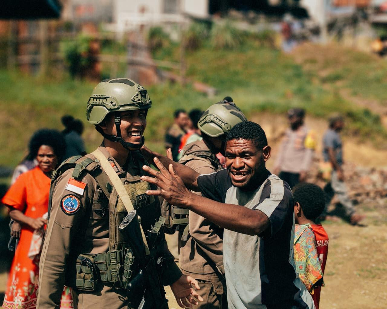 Satgas Damai Cartenz Hadir di Tengah Masyarakat, Pastikan Ibadah Berjalan Aman di Distrik Kiwirok