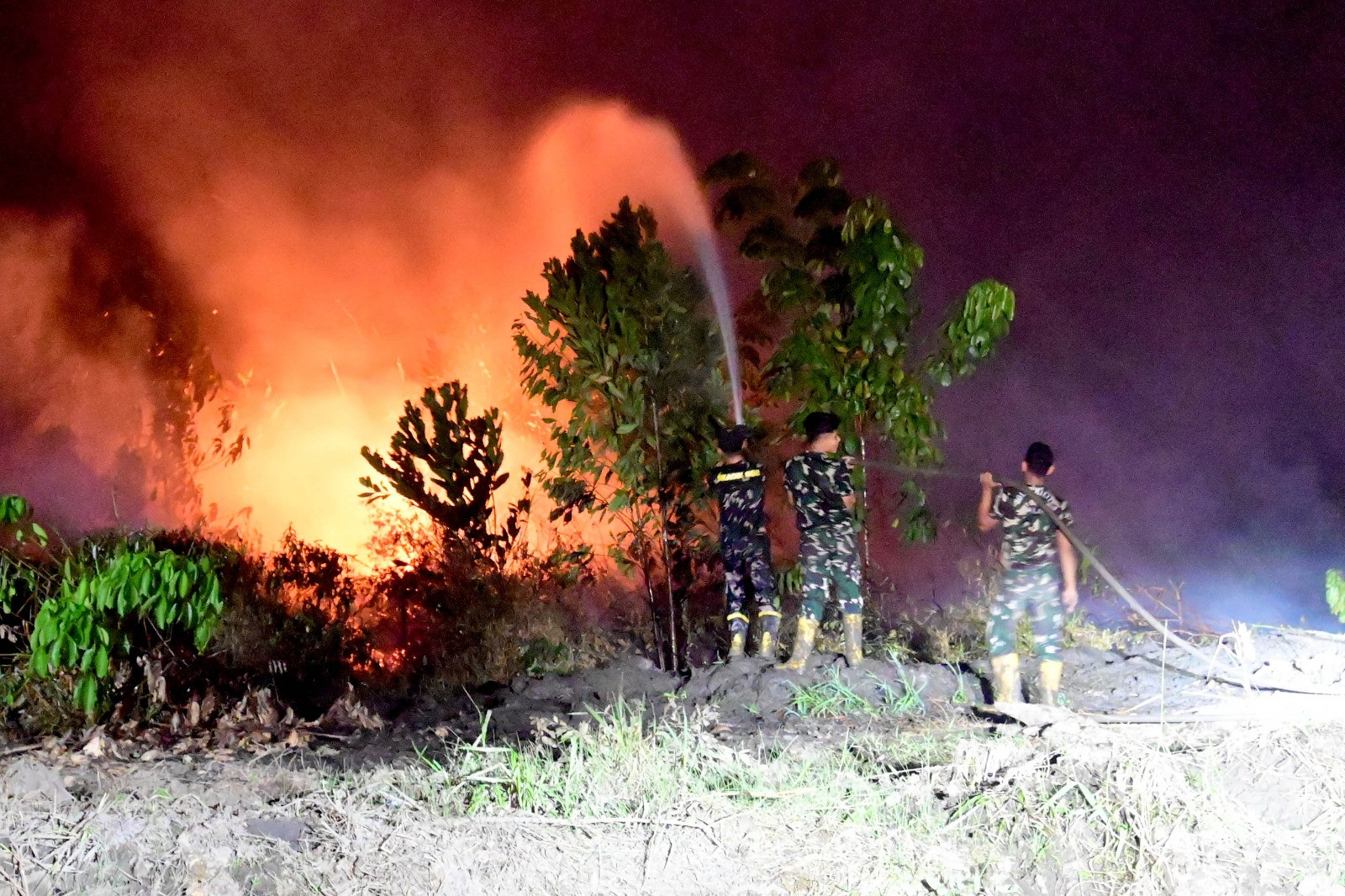 Gelap Malam Tak Jadi Penghalang, Satgas Karhutla Lanud Sjamsudin Noor Kembali Berjibaku Hadang Karhutla Hingga Dini Hari