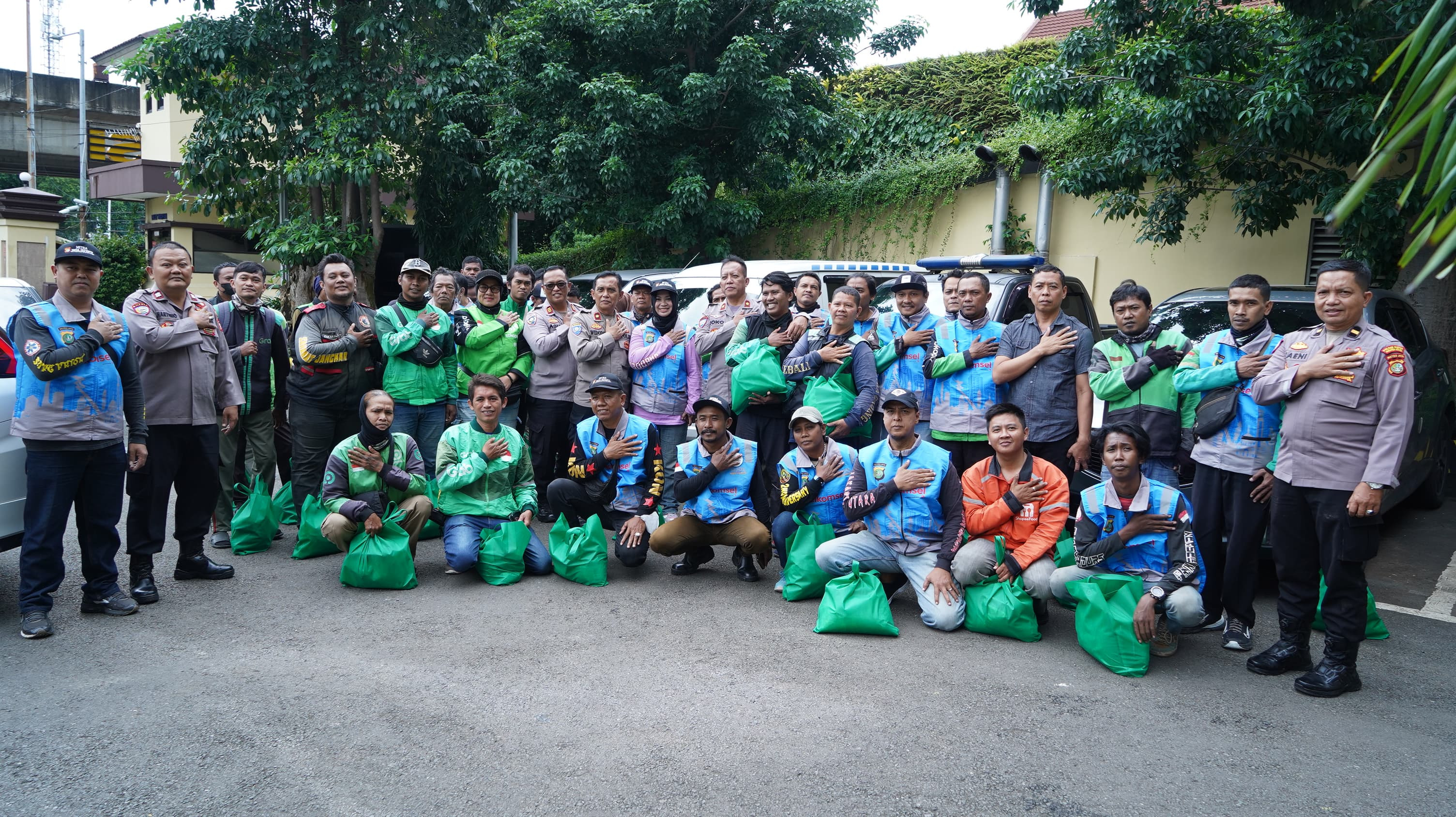 Kapolres Metro Jakarta Utara Gelar Jumat Peduli, Puluhan Paket Sembako Dibagikan untuk Pengemudi Ojol