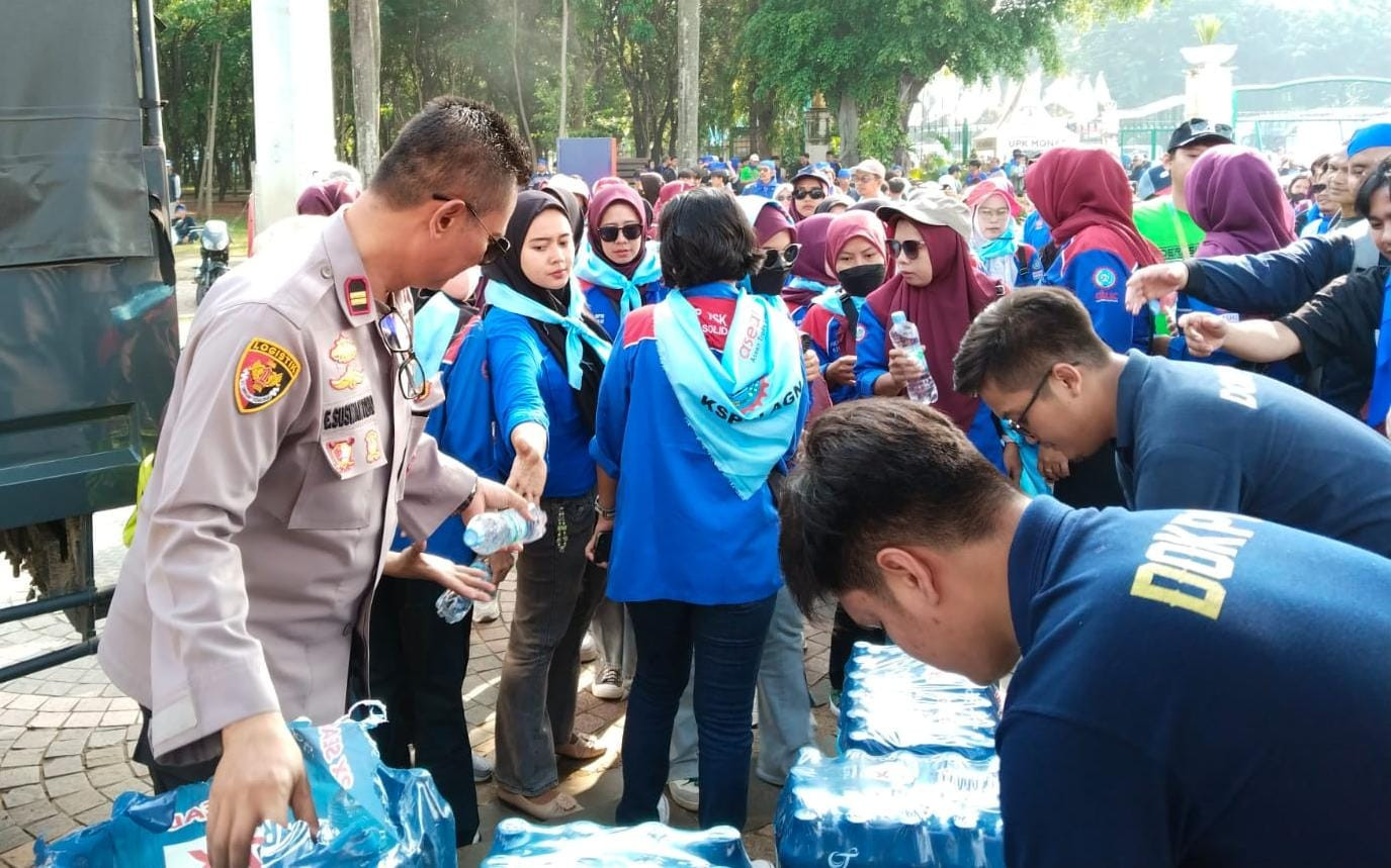 Polri Peduli Untuk Massa Aksi Buruh di Dalam Monas Jakarta