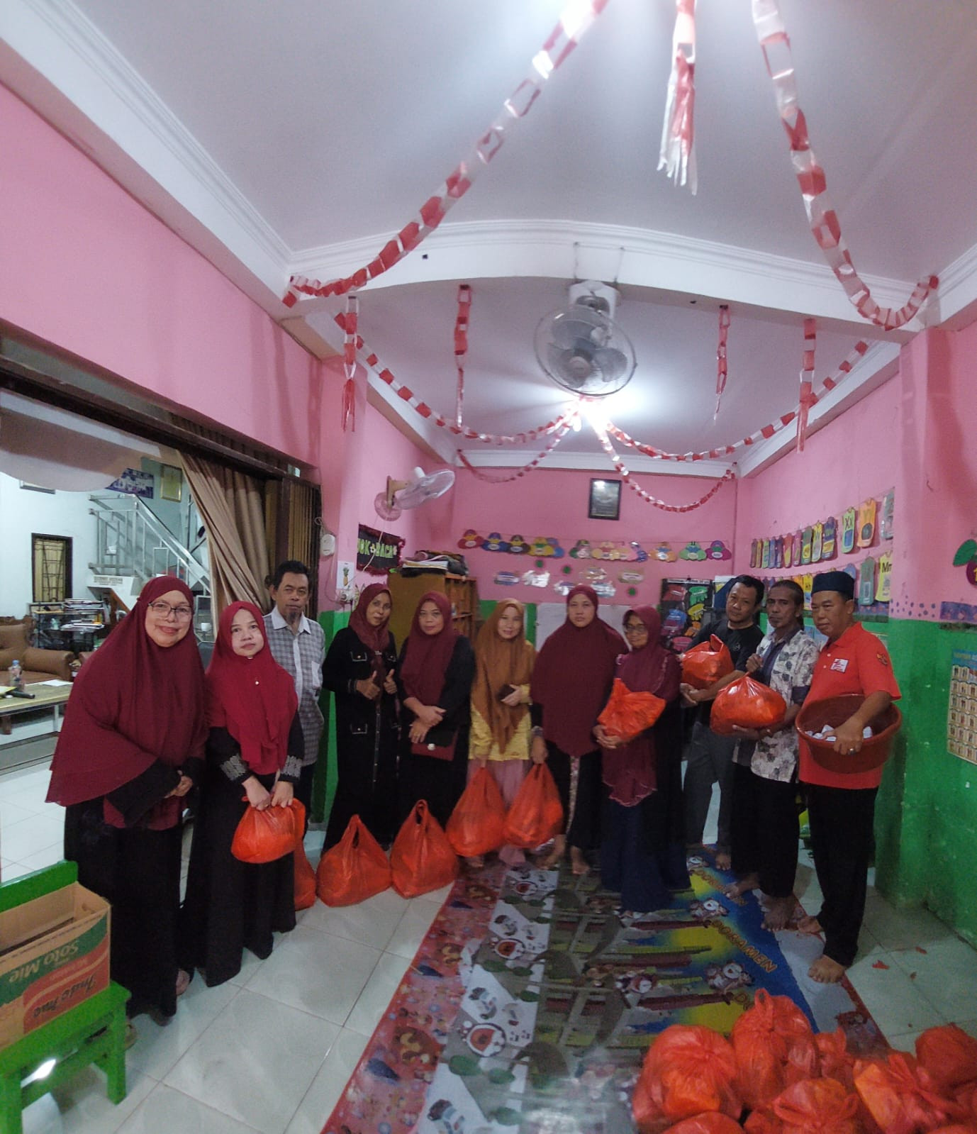 Yayasan ASYAH Kembali Tebar 270 Paket Sembako untuk Warga Kalibaru di Bulan Ramadan