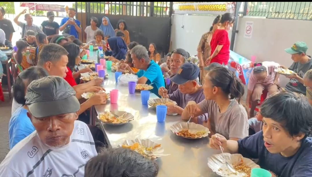 Jumat Berkah Polsek Metro Penjaringan, Bagikan Makanan Gratis untuk Warga hingga Pengemudi Angkutan Umum