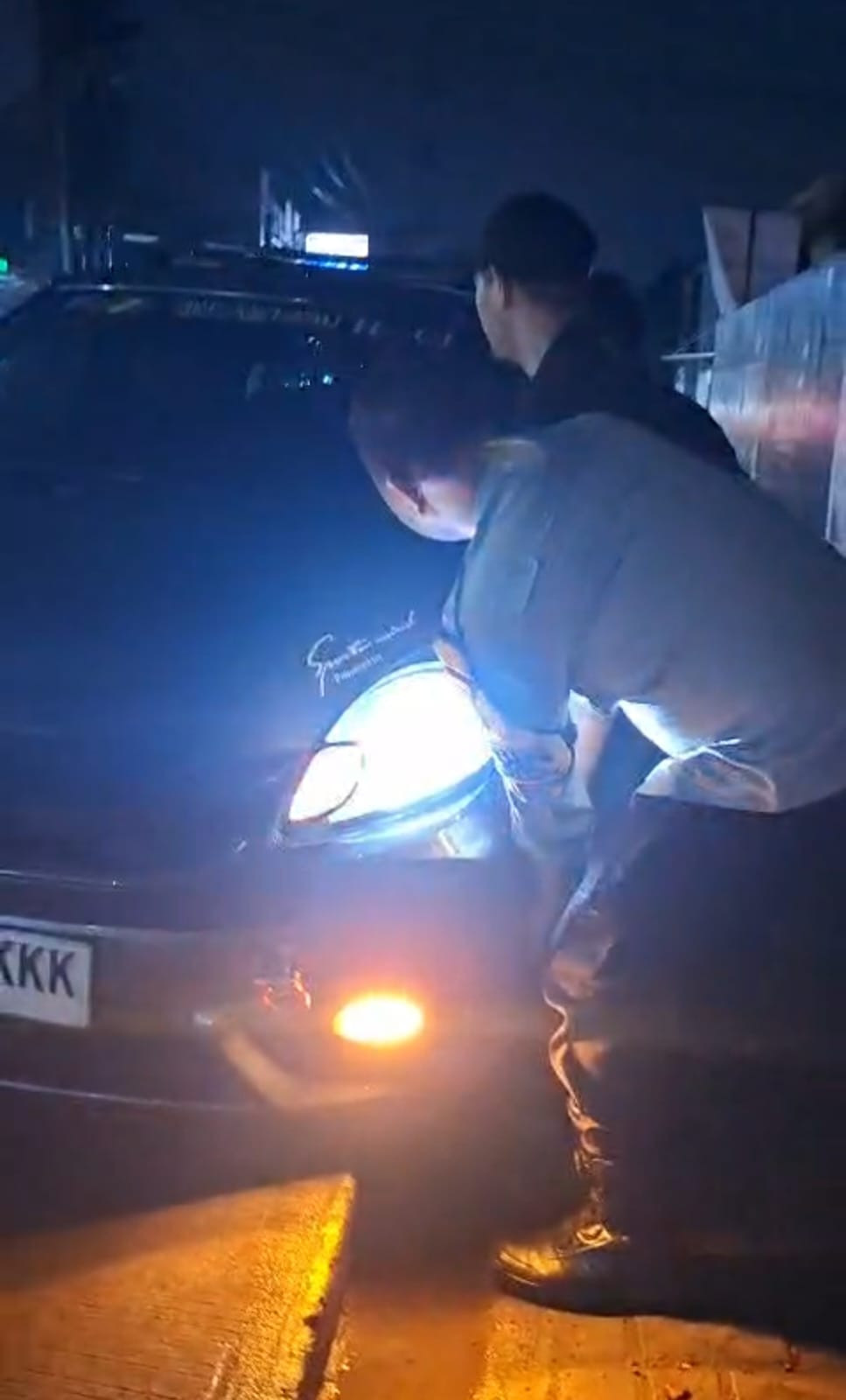 Bhabinkamtibmas Kelurahan Cimuning Bantu Evakuasi Kendaraan Warga yang Terperosok di Jalan Gondang