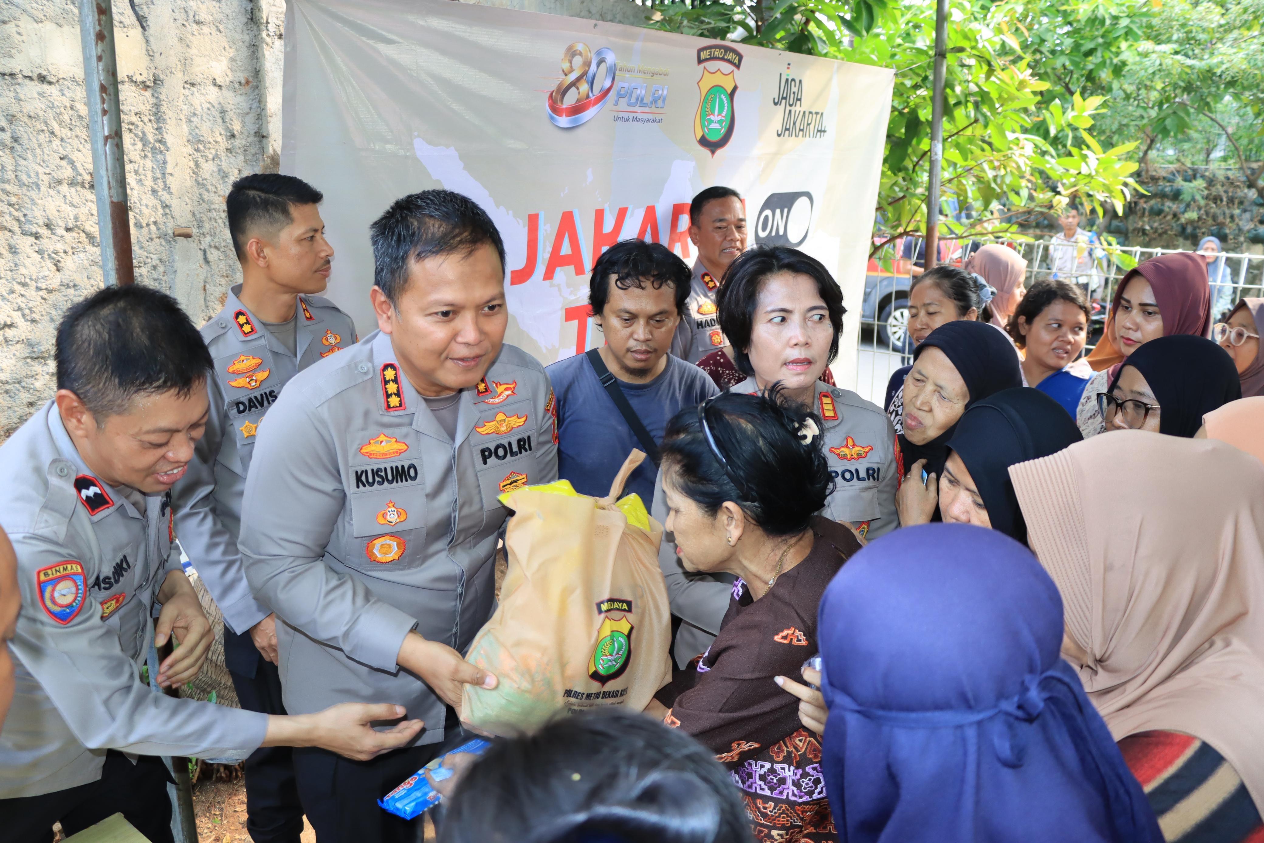 Bekasi On The Spot: Menyentuh Hati, Kapolres Bagikan Bansos Sembako, Alat Kebersihan, Hingga Snack Anak di Bekasi Timur 