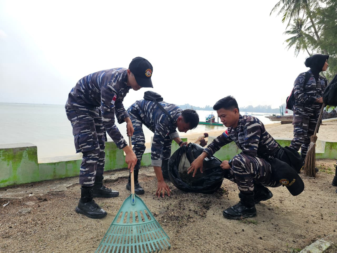 Sambut HUT Ke-81 TNI Angkatan Laut, Lanal Bintan Laksanakan Bersih Pantai