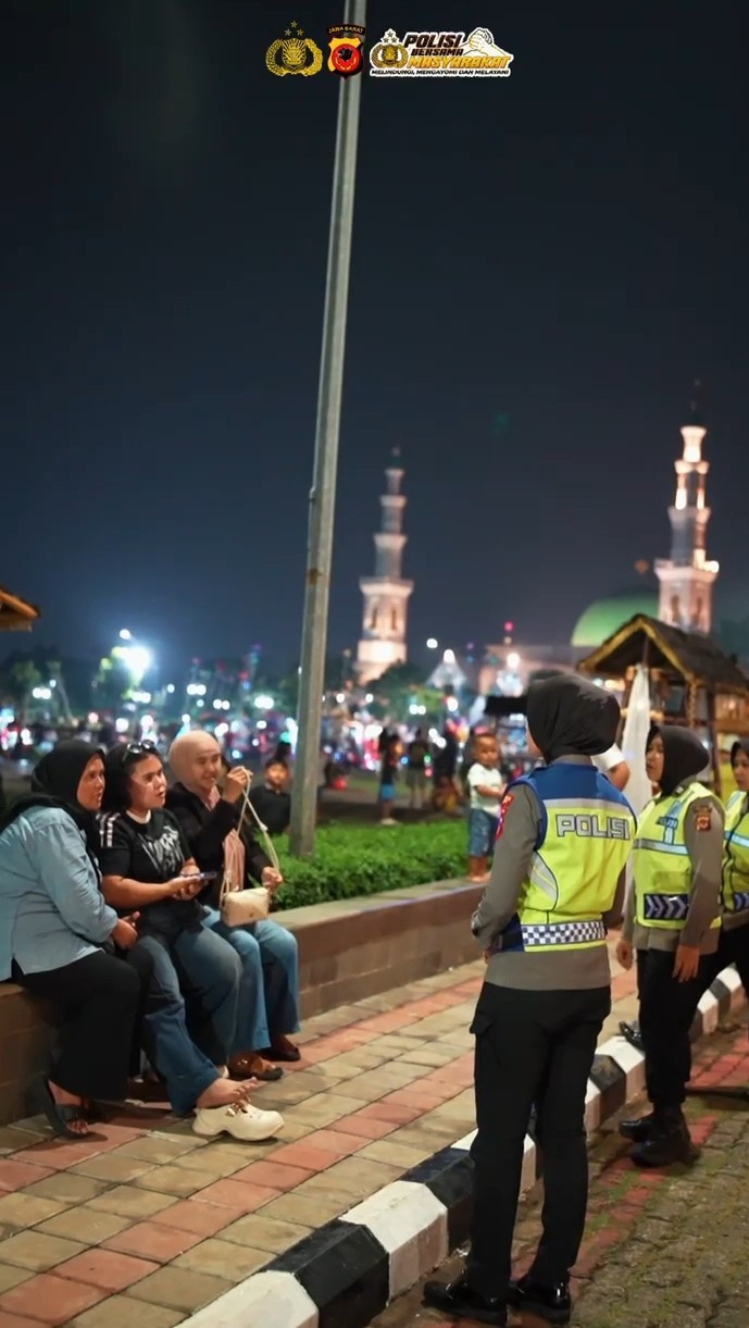 Polres Bogor Gelar Patroli Jalan Kaki di Alun-Alun Pemda, Sampaikan Himbauan Kamtibmas kepada Masyarakat