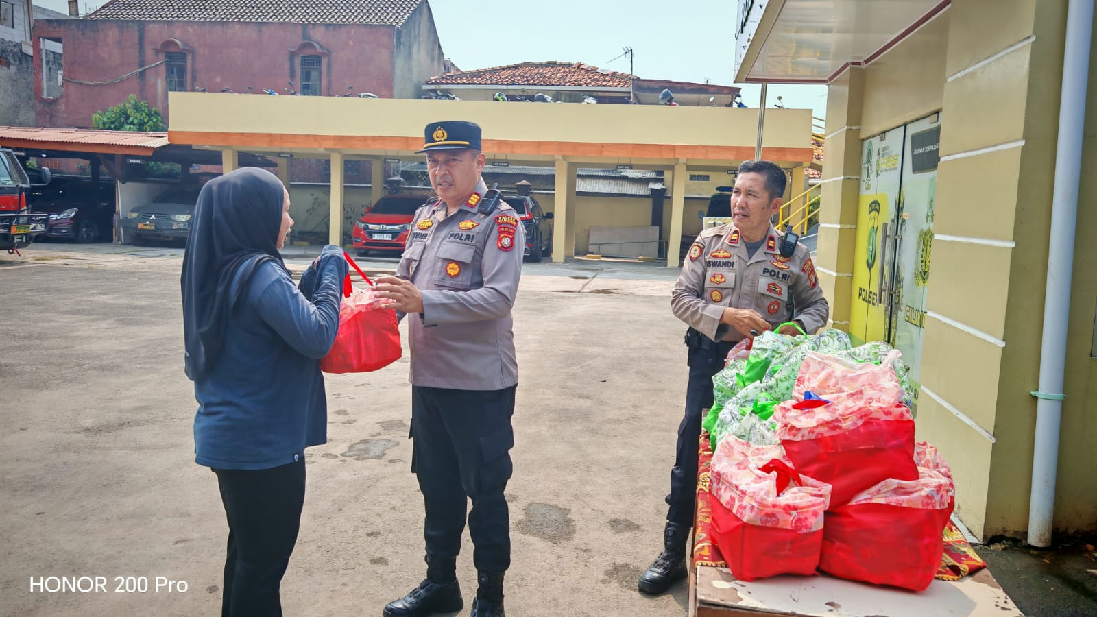 Jumat Peduli, Polsek Cilincing Bagikan 40 Paket Sembako untuk Warga yang Membutuhkan