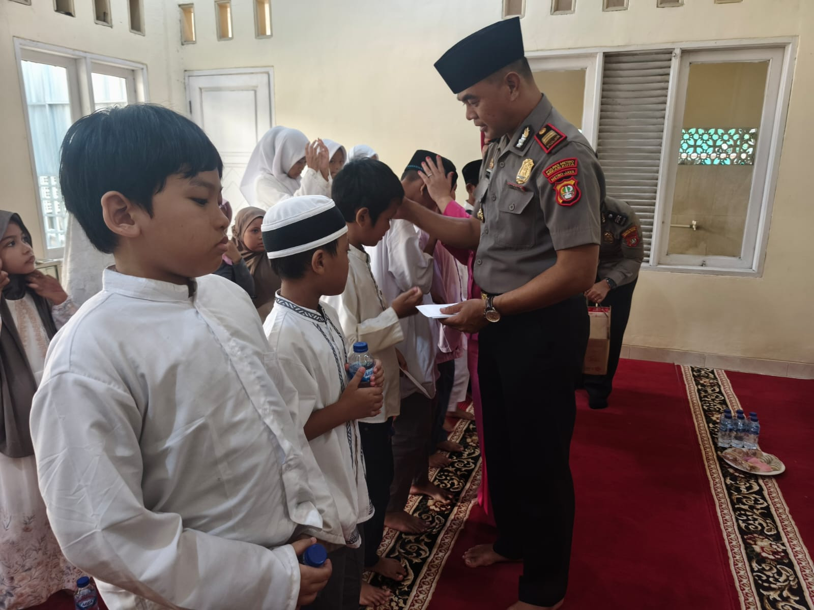 Polisi Bersama Masyarakat, Kapolsek Bekasi Barat Gelar Pengajian dan Santuni Anak Yatim