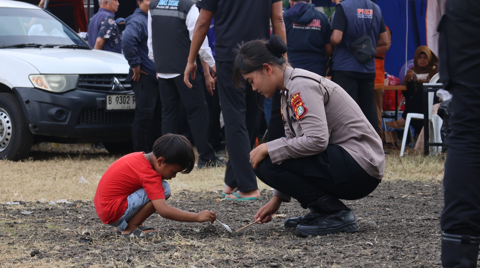 Polwan Polda Metro Jaya Gelar Trauma Healing dan Baksos untuk Korban Kebakaran di Jakpus