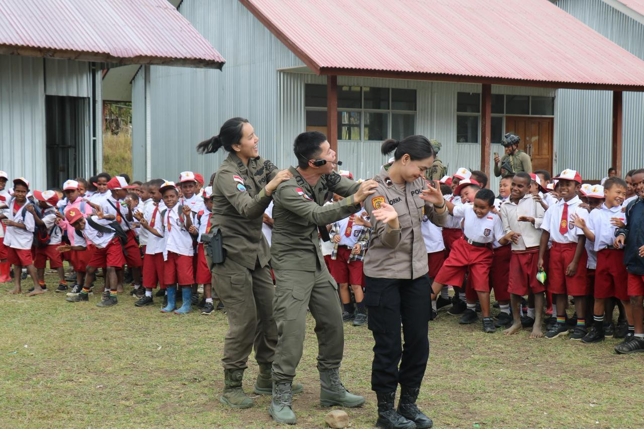 Bermain dan Belajar Bersama Anak, Satgas Kepolisian Operasi Damai Cartenz Berikan Dukungan Psikologis di SD Inpres Kago