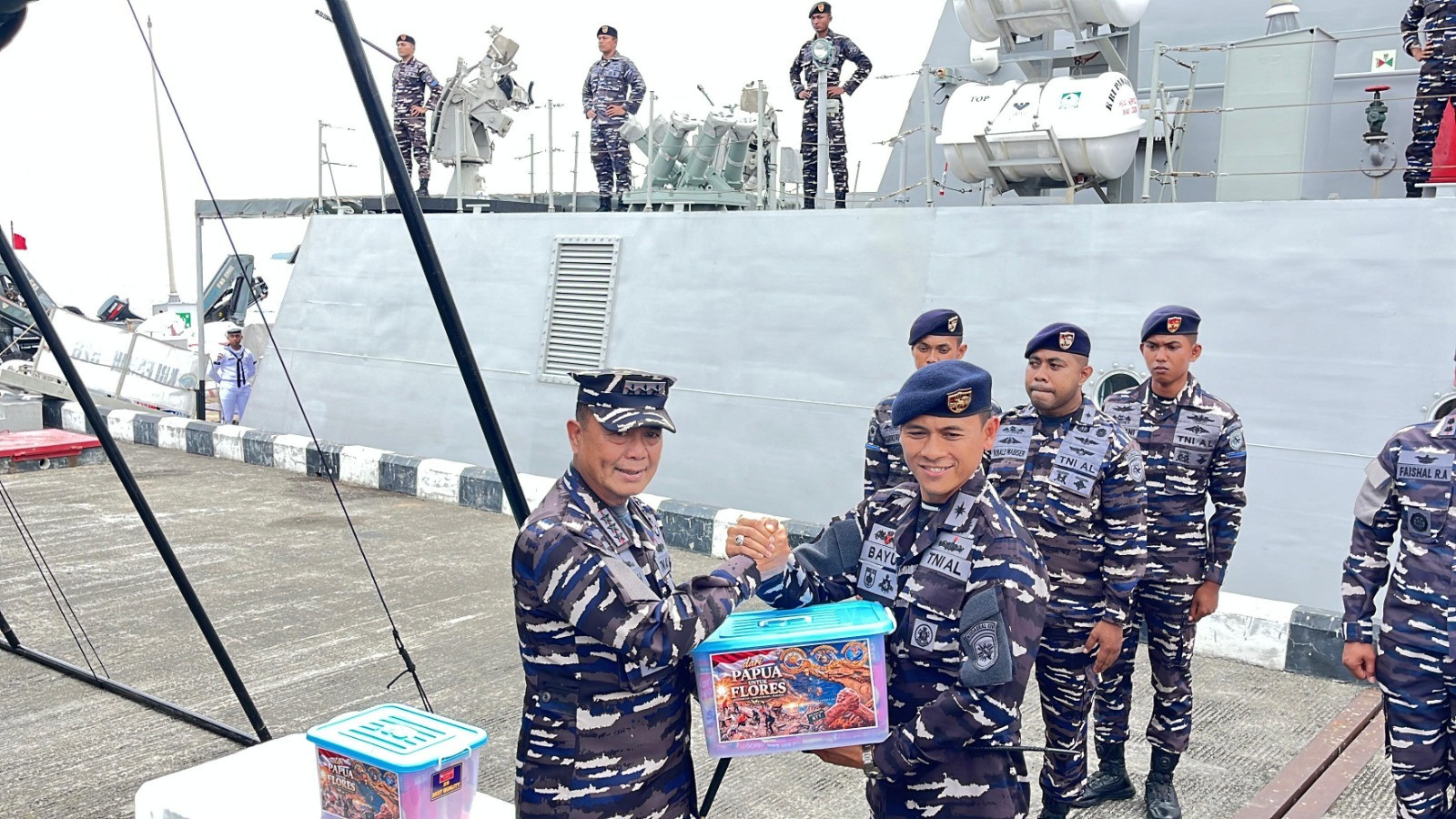 KRI Bawal-875 Salurkan Bantuan Kemanusiaan Bagi Korban Gempa NTT dan Flores