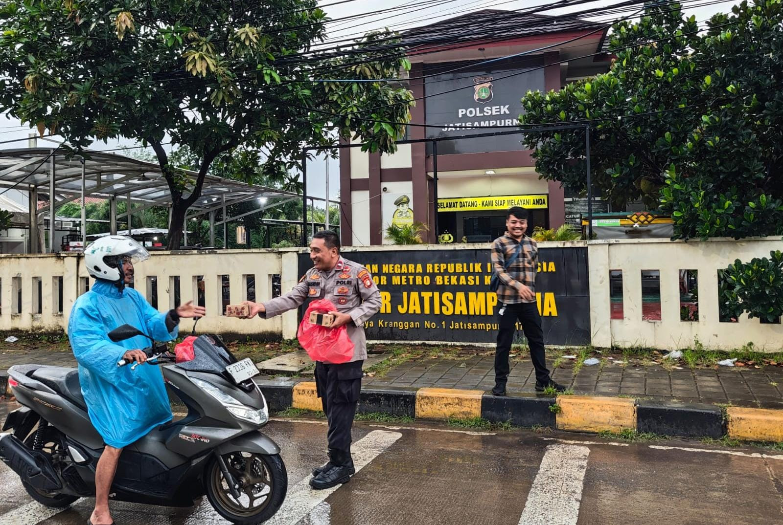 Polsek Jatisampurna Bagikan Takjil Ramadhan kepada Masyarakat dan Berikan Edukasi Tertib Lalu Lintas