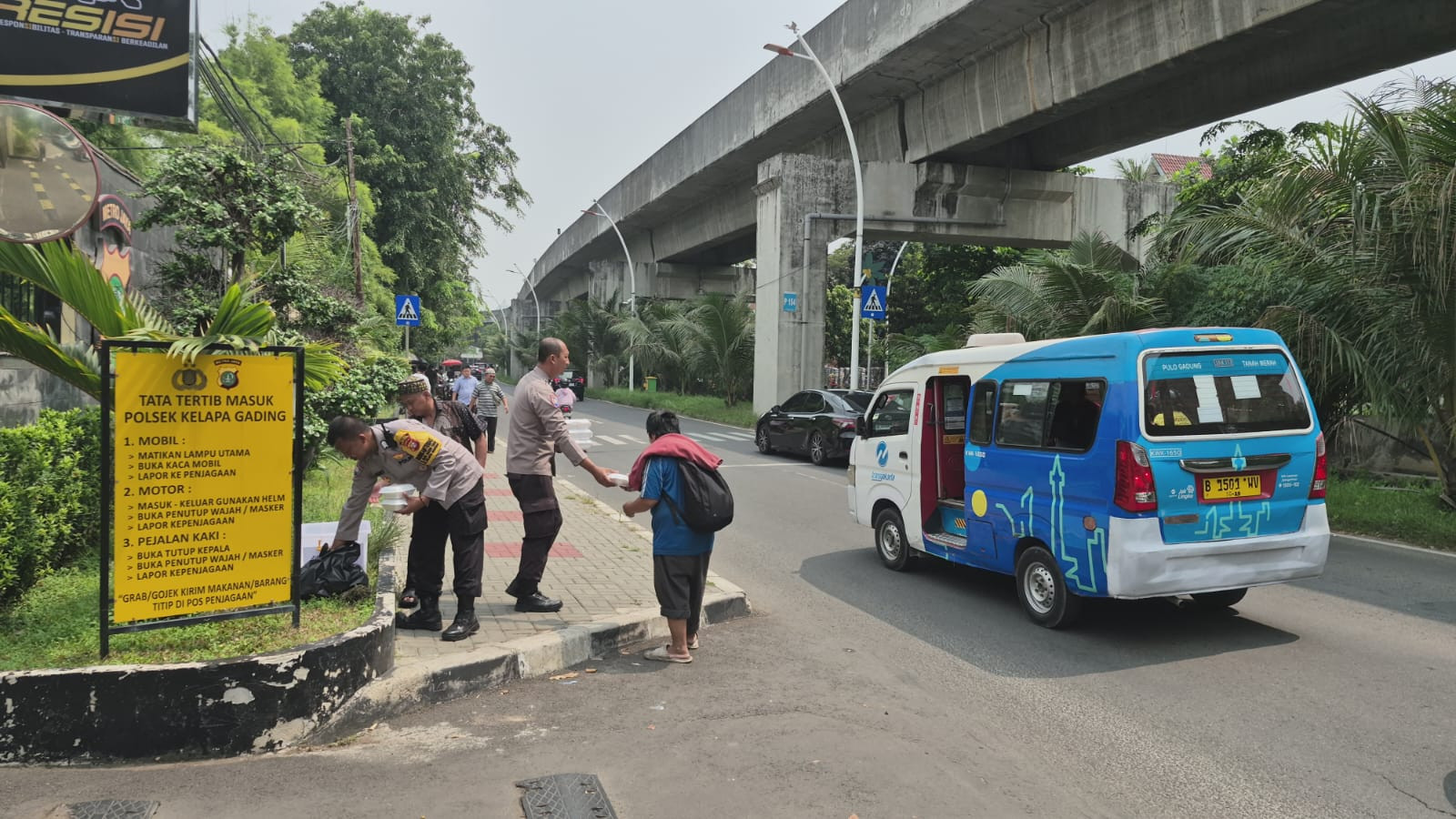 Polsek Kelapa Gading Gelar Jumat Peduli, Bagikan 50 Nasi Kotak untuk Ojol dan Warga