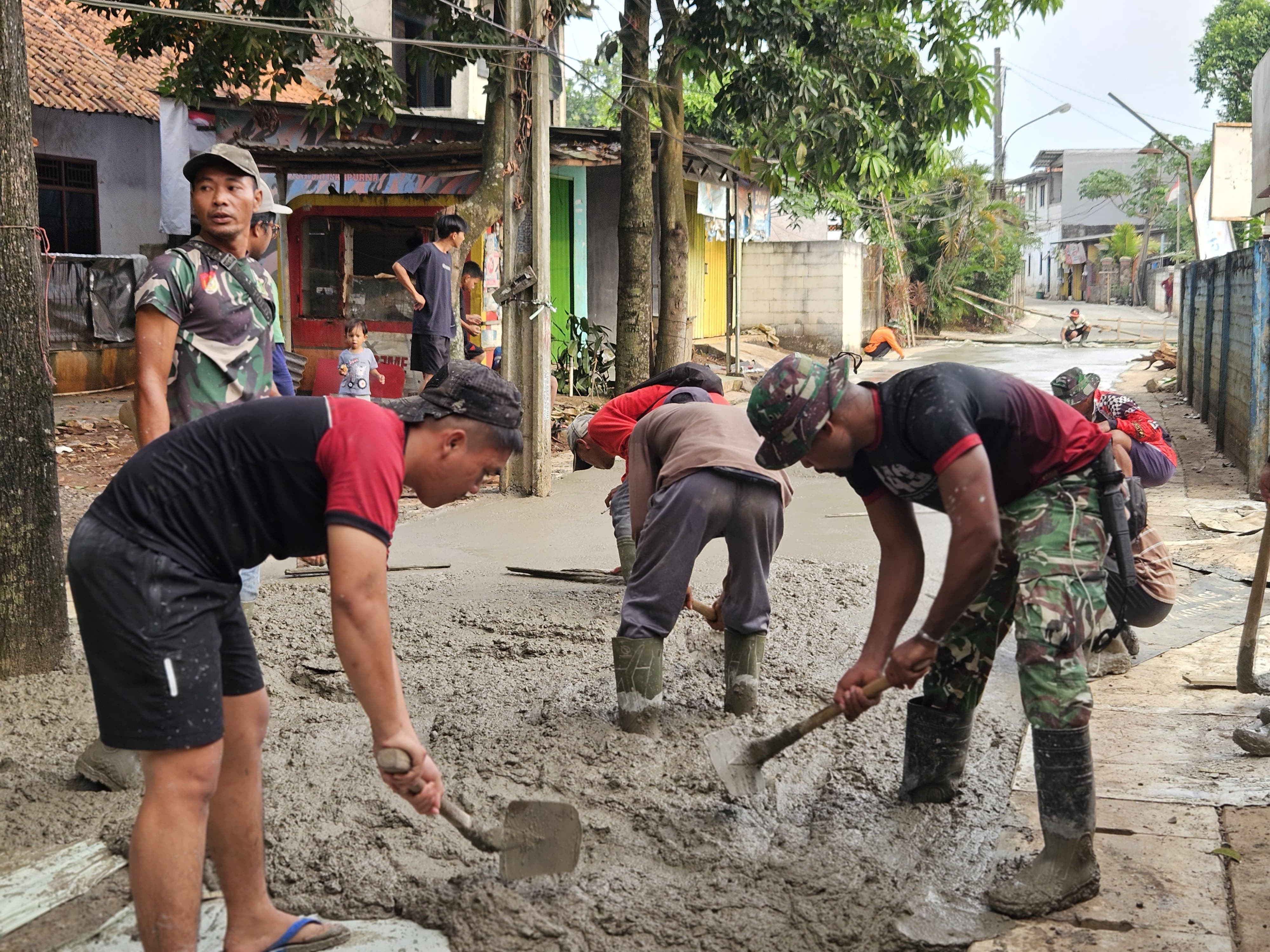 Siang Malam Dikebut, Pengecoran Jalan Simin Gaer di Kelurahan Jatirangga Terus Dipacu Demi Kepentingan Warga
