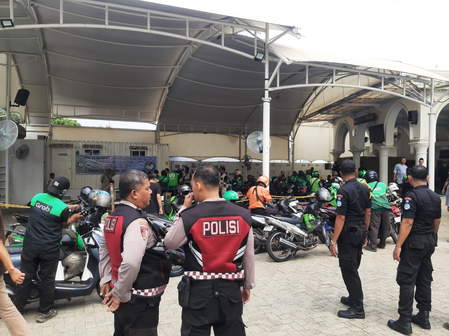 Pengurus Masjid Al Qohhar Bagikan 500 Paket Sembako untuk Pengemudi Ojol di Penjaringan