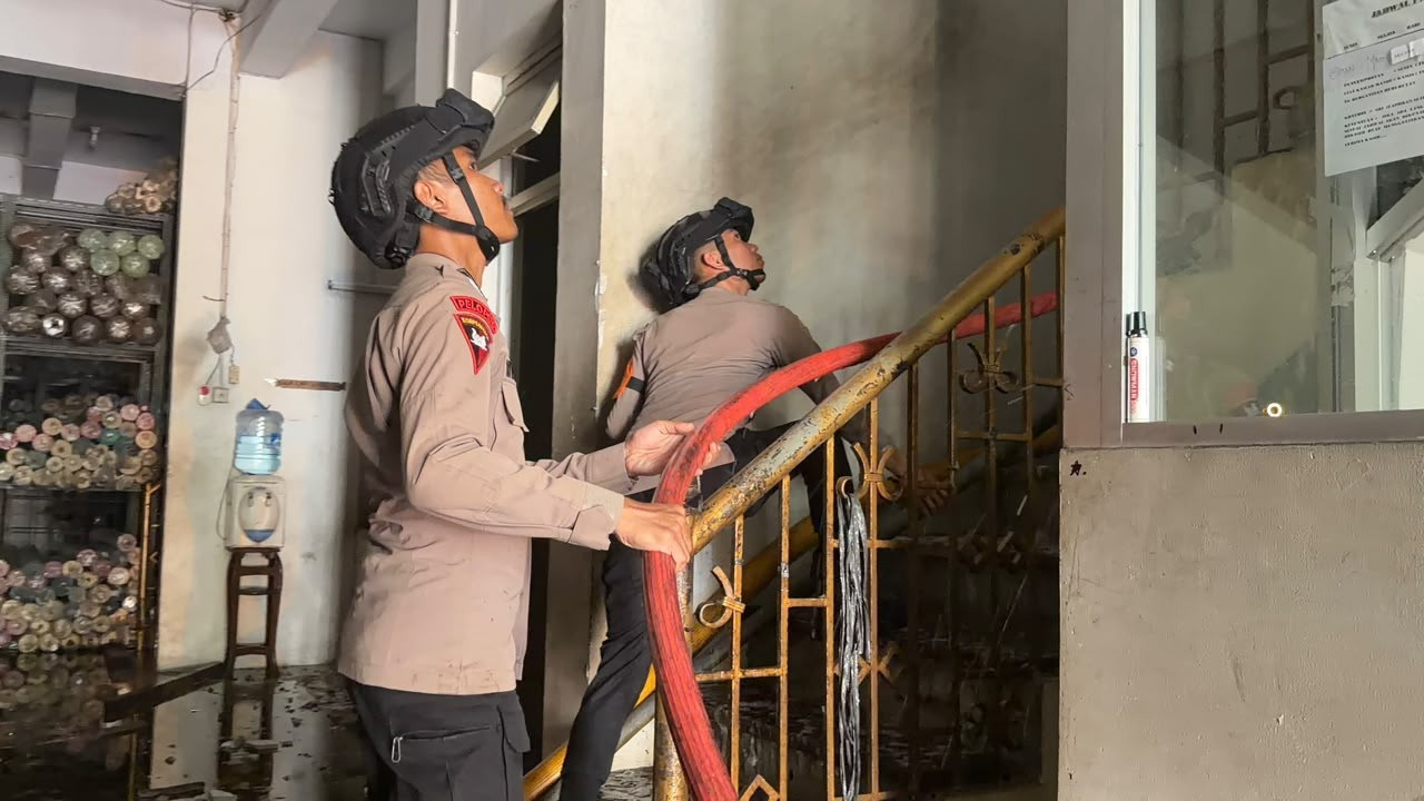 Brimob Polda Metro Jaya Respons Kebakaran Gudang Tekstil di Pasar Asemka