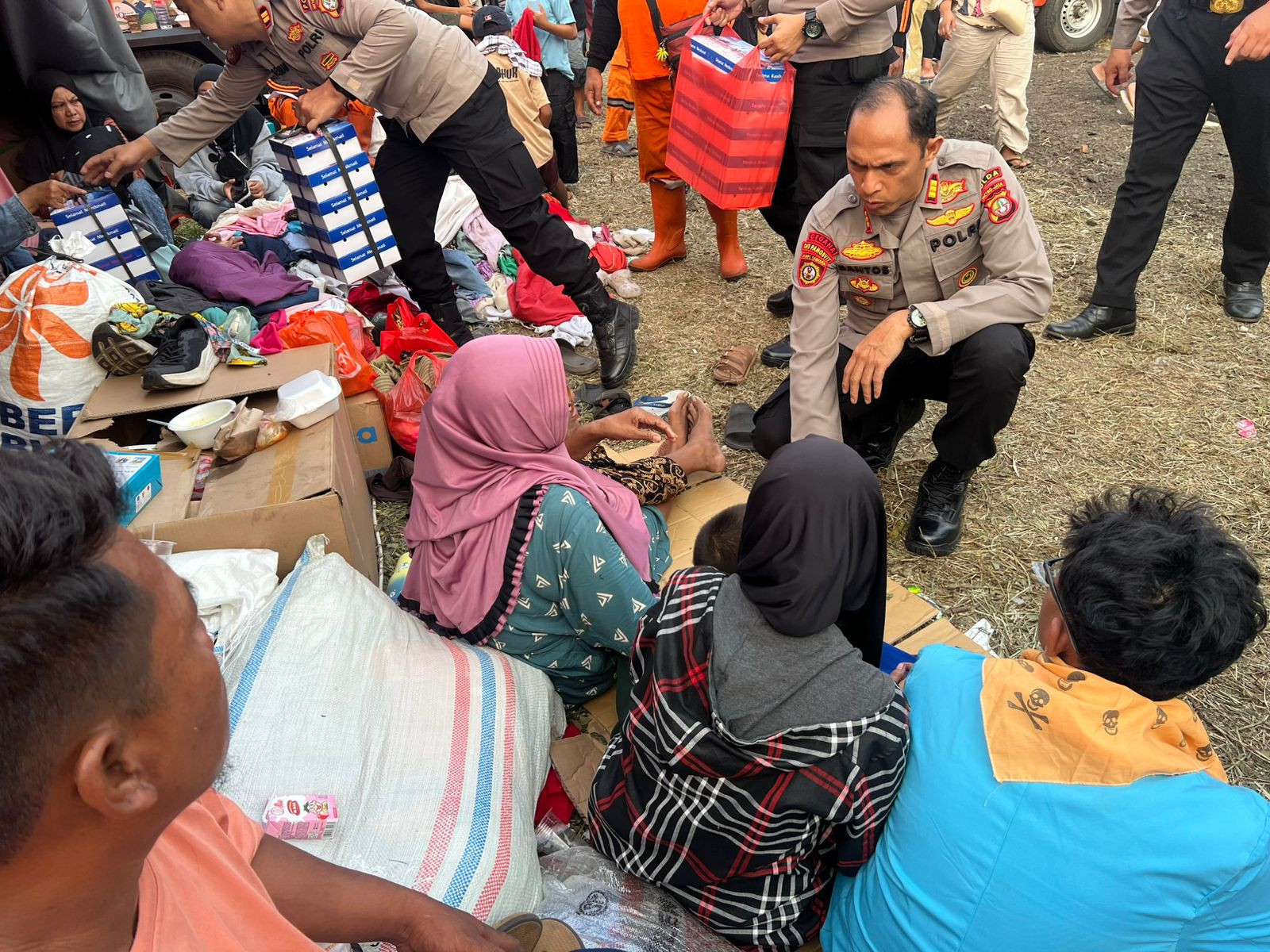 Ditpamobvit Polda Metro Bagikan 500 Boks Makanan untuk Korban Kebakaran Kemayoran