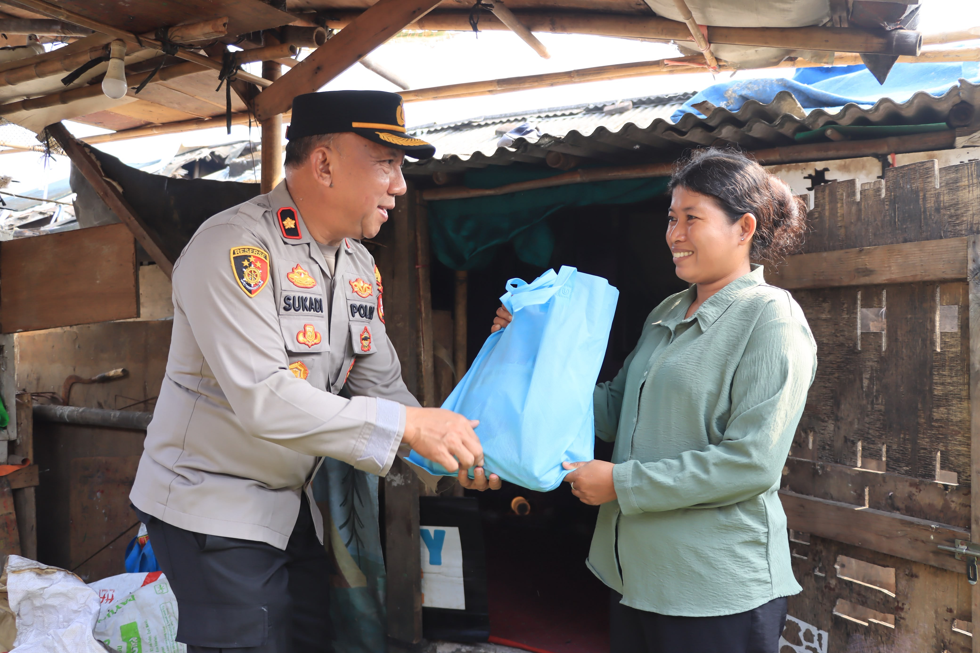 Kapolres Metro Bekasi Kota Salurkan 140 Paket Sembako Bantuan Kapolda Metro Jaya kepada Pemulung di Ciketing Udik