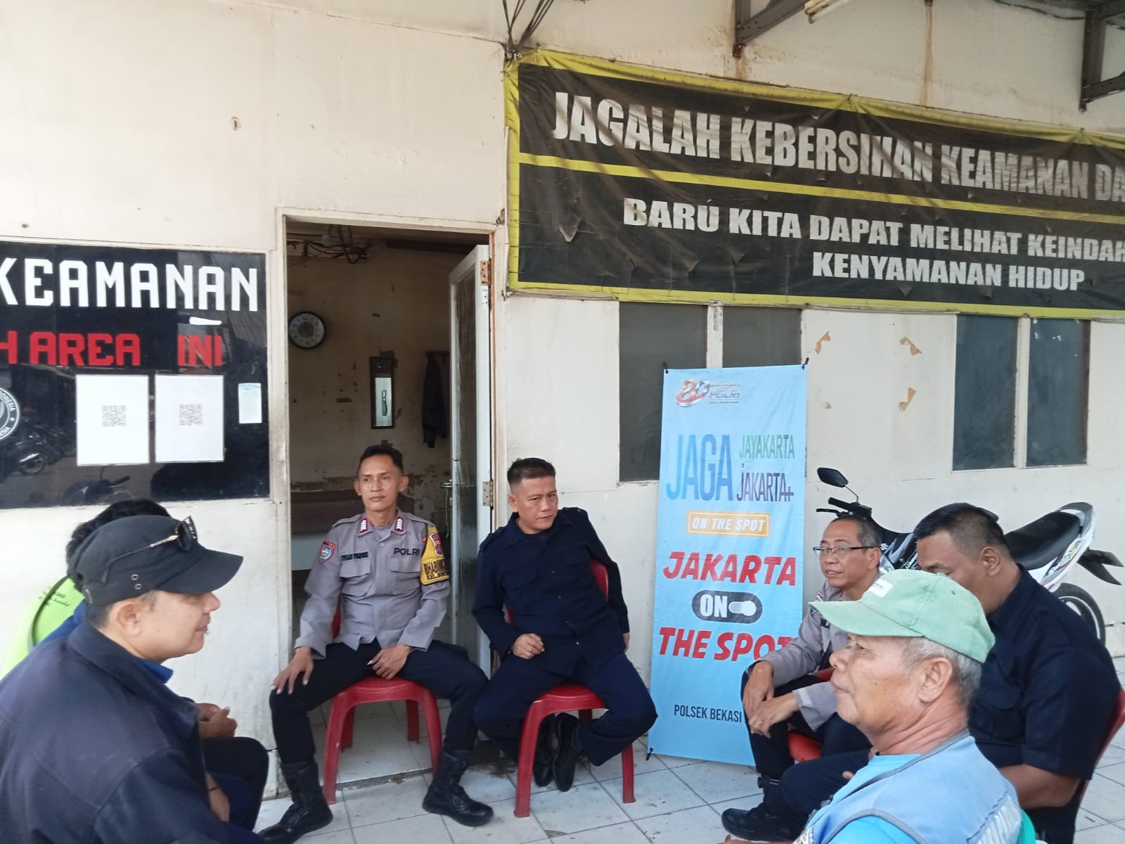 Polsek Bekasi Barat Gelar Jakarta On The Spot di Pasar Sumber Arta, Ajak Warga Cegah Tawuran dan Judi Online