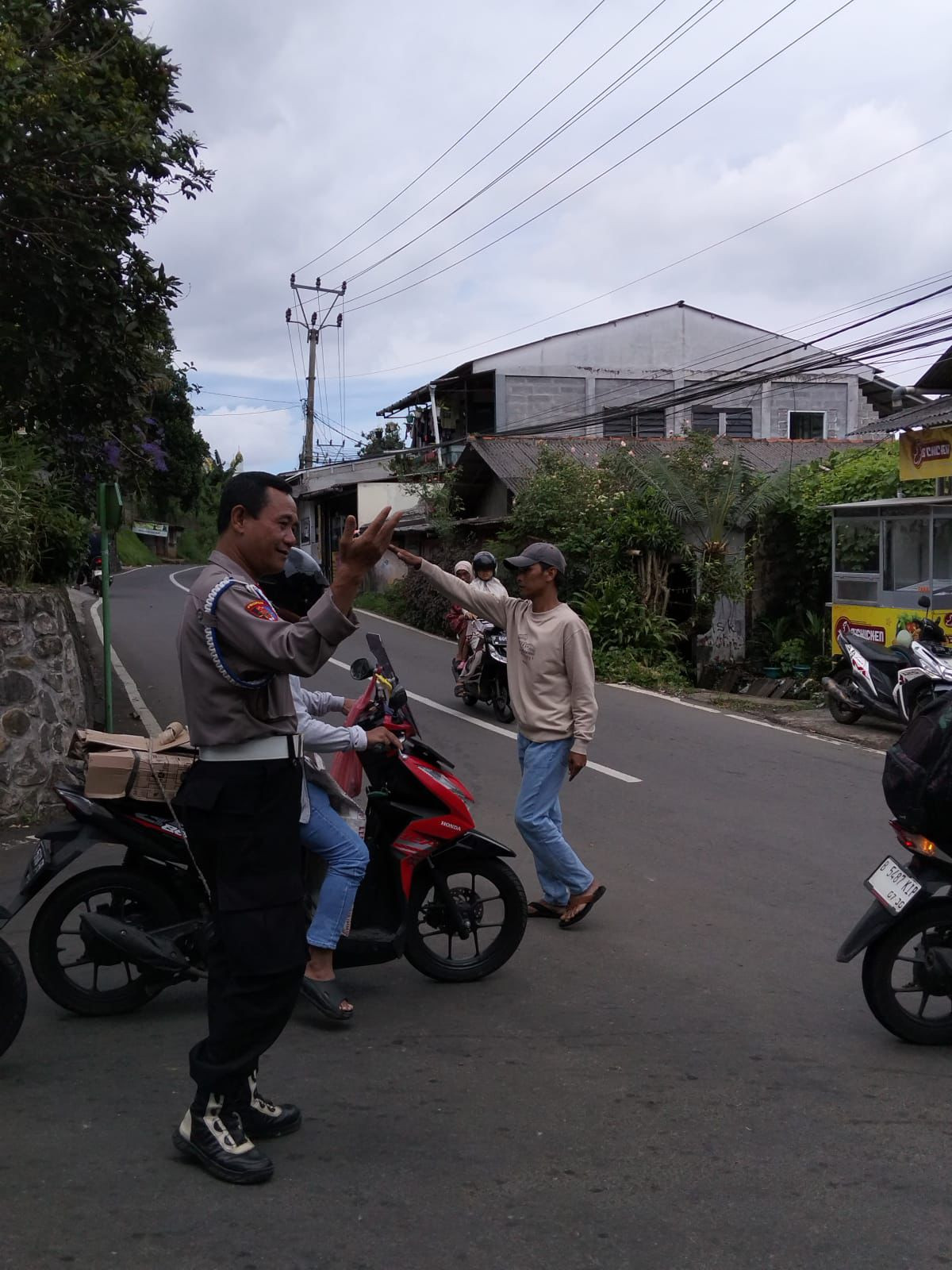 Polisi dan Relawan Supeltas Berjibaku Atur Lalu Lintas di Jalur Puncak, Arus Padat Tetap Terkendali