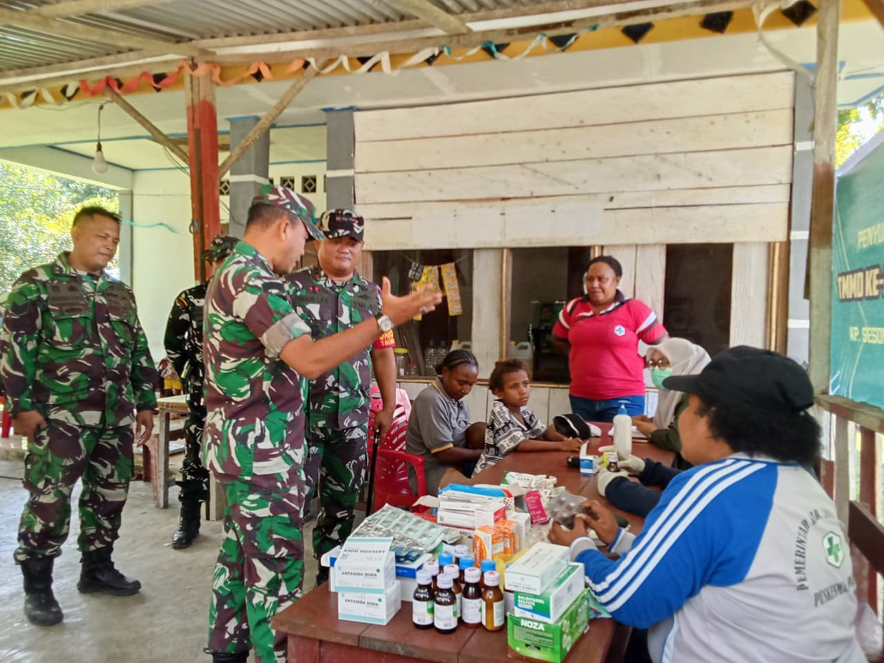 Sentuhan Kemanusiaan TMMD Ke-129, Satgas Kodim 1807/Sorong Selatan Gelar Pengobatan Gratis untuk Warga Kampung Sesor