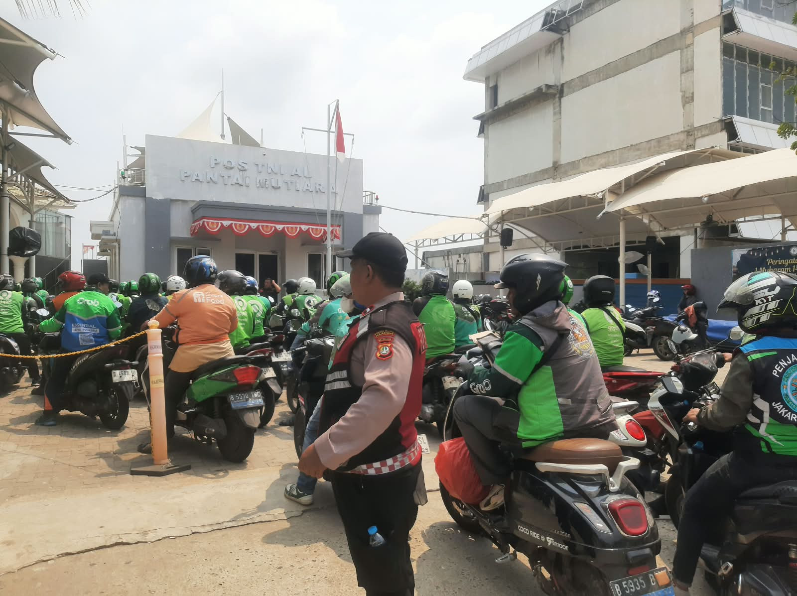Polsek Metro Penjaringan Gelar Pengaman Bakti Sosial Pembagian Sembako untuk Ojol