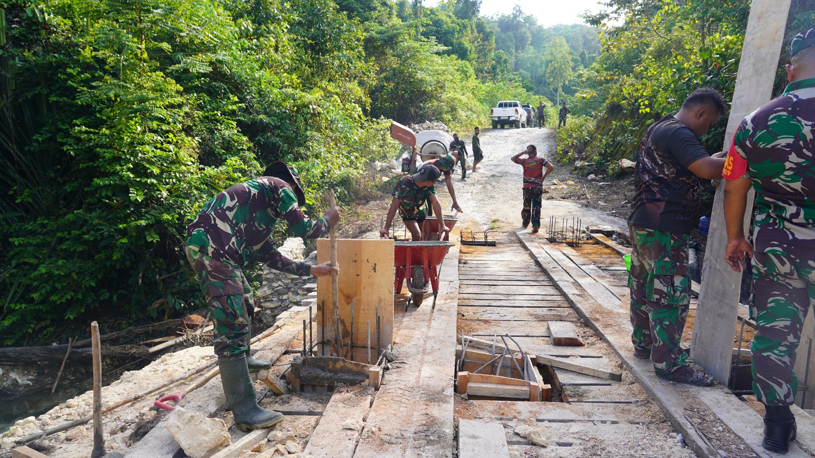 Dansatgas TMMD Ke-129 Tinjau Langsung Rehab Jembatan di Kampung Sesor, Pastikan Pembangunan Tepat Sasaran dan Berkualitas