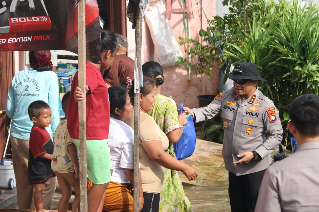 Kapolda Metro Jaya Bagikan Sembako ke Warga Terdampak Banjir di Muara Gembong