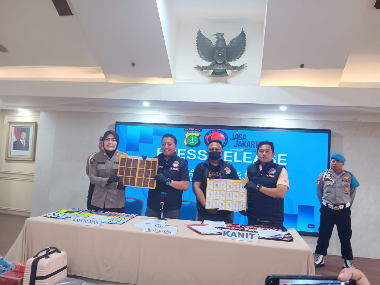 Satres Narkoba Polres Metro Jakarta Utara Bongkar Home Industry “Happy Water”, Sita 100 Gram Sabu dan 1.156 Kemasan Siap Edar