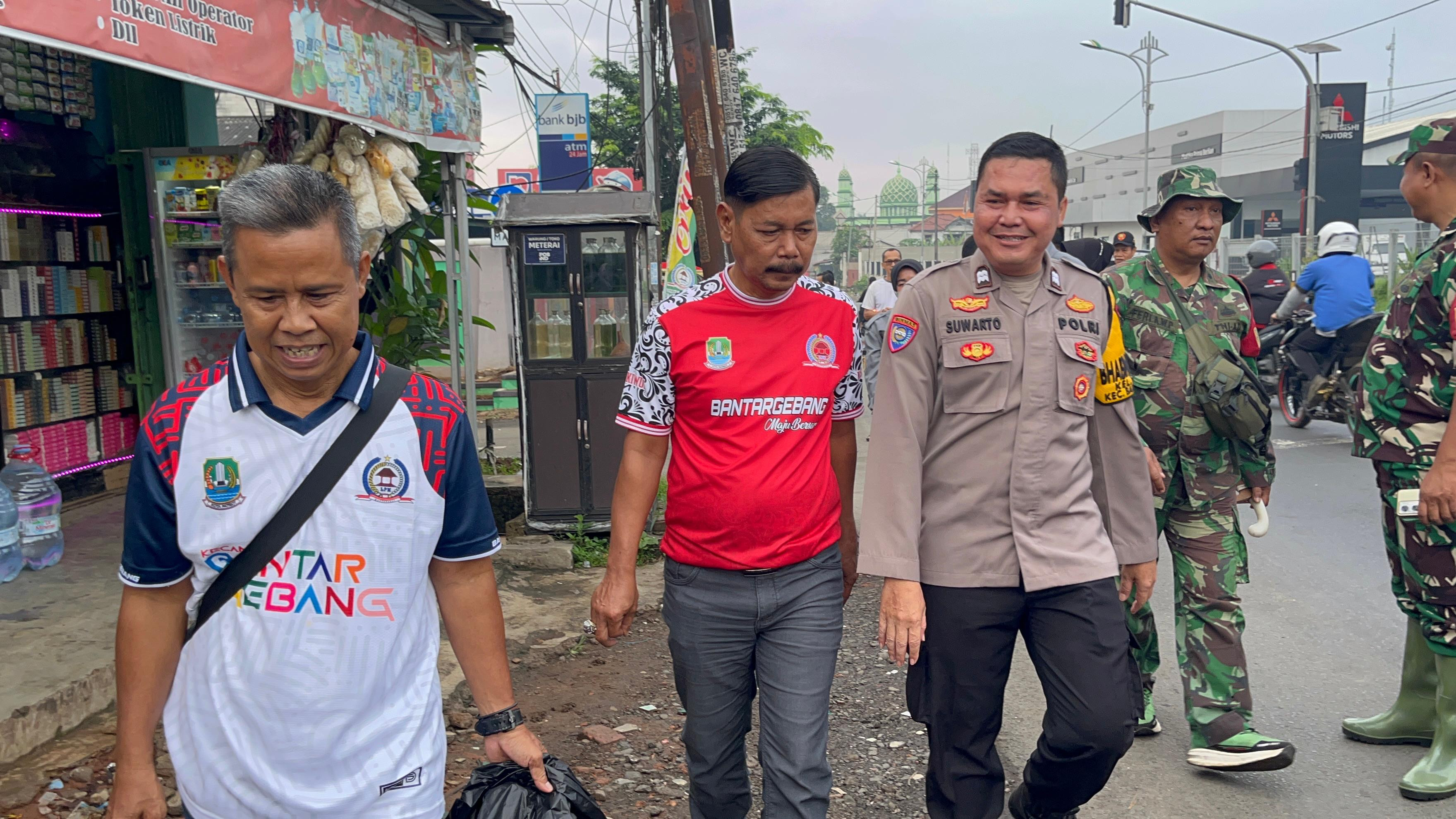 Bhabinkamtibmas dan Babinsa Cikiwul Gelar Aksi Bersih Lingkungan di Pangkalan 2