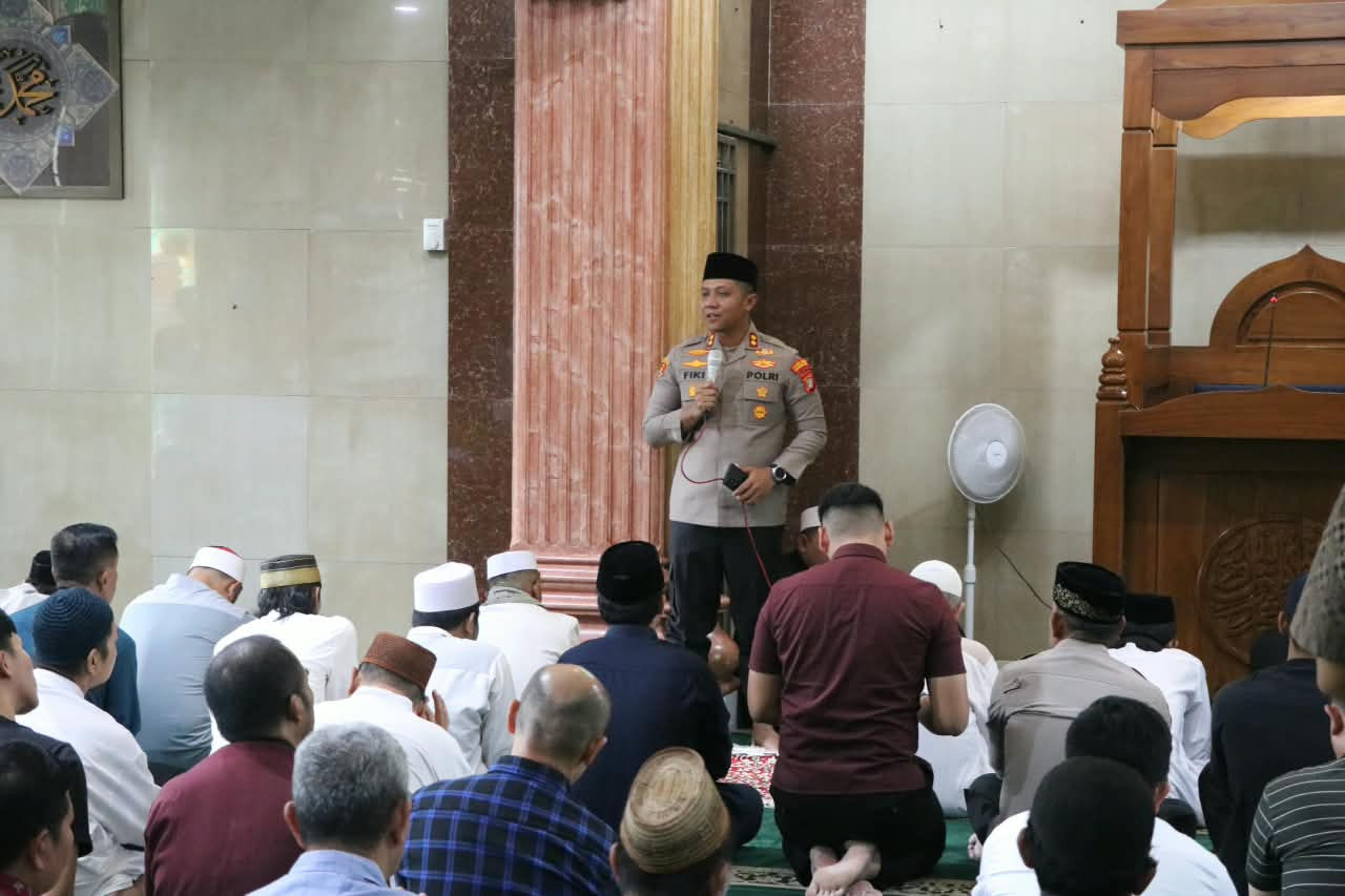Salat Jumat Bareng Warga, Wakapolres Tangerang Kota Ajak Jaga Keamanan Lingkungan