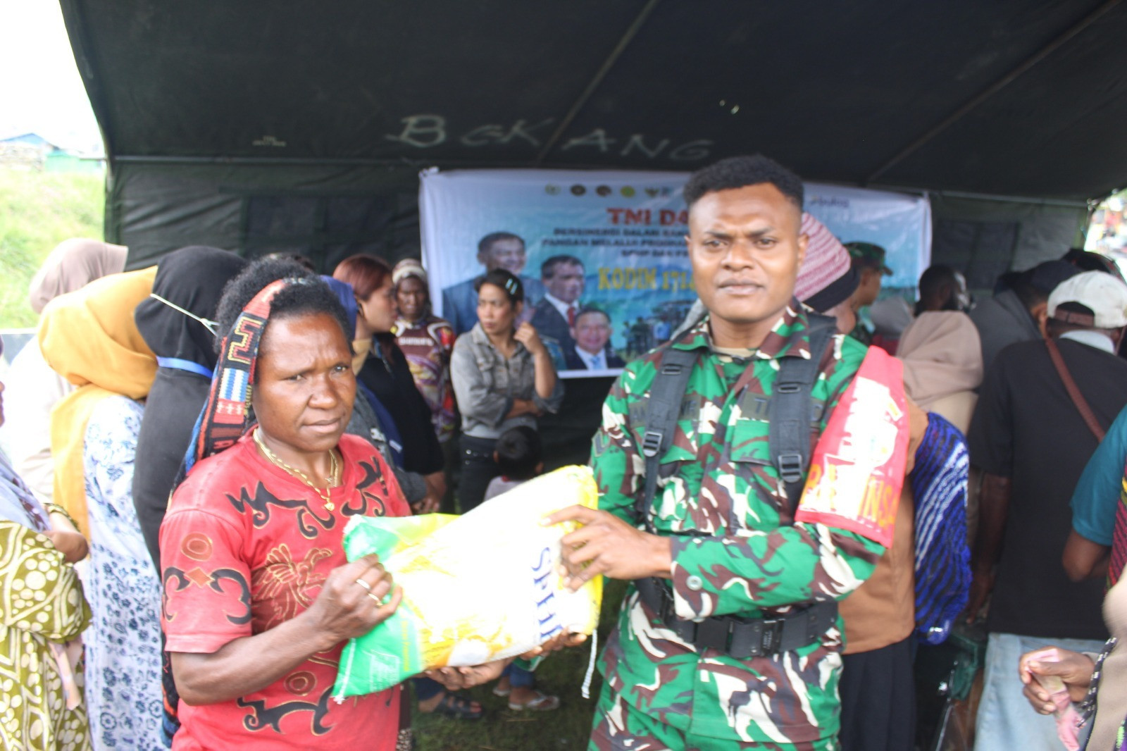 TNI dan Bulog Bersinergi, Hadirkan Program Pangan Murah Beras Dukung  Swasembada Pangan di Kab. Puncak Jaya