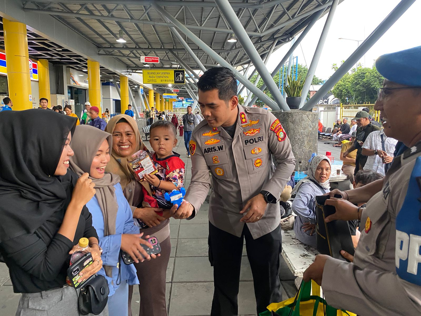 Pengamanan Humanis Embarkasi KM Kelud di Tanjung Priok Berjalan Aman dan Tertib