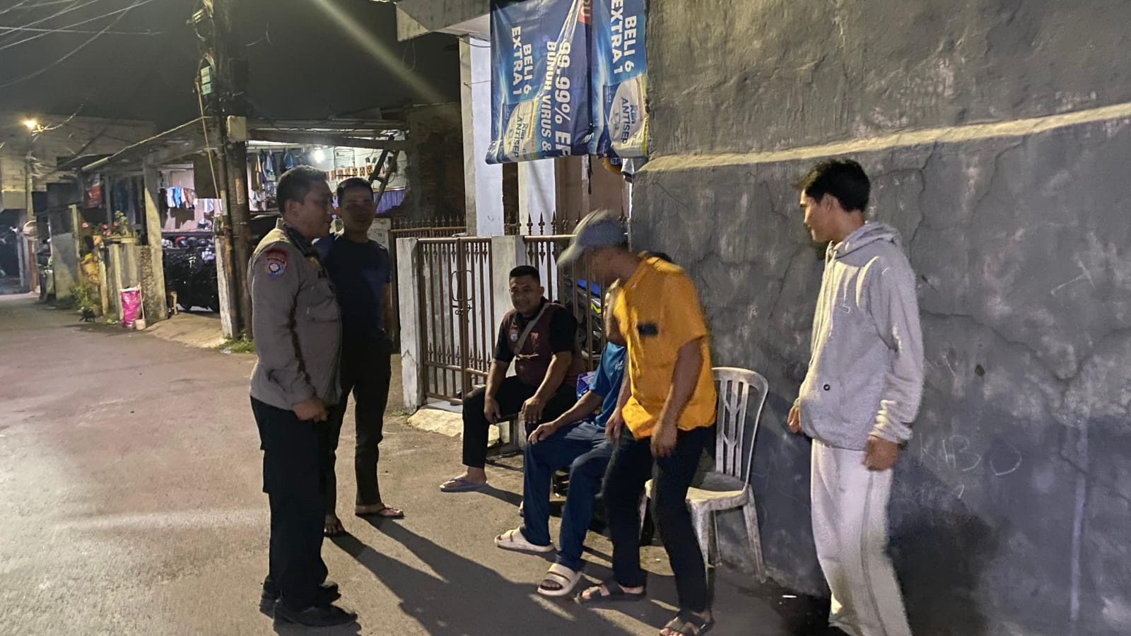 Antisipasi Tawuran dan Balap Liar, Bhabinkamtibmas Polsek Jatisampurna Gandeng Warga Jatiraden Jaga Kamtibmas