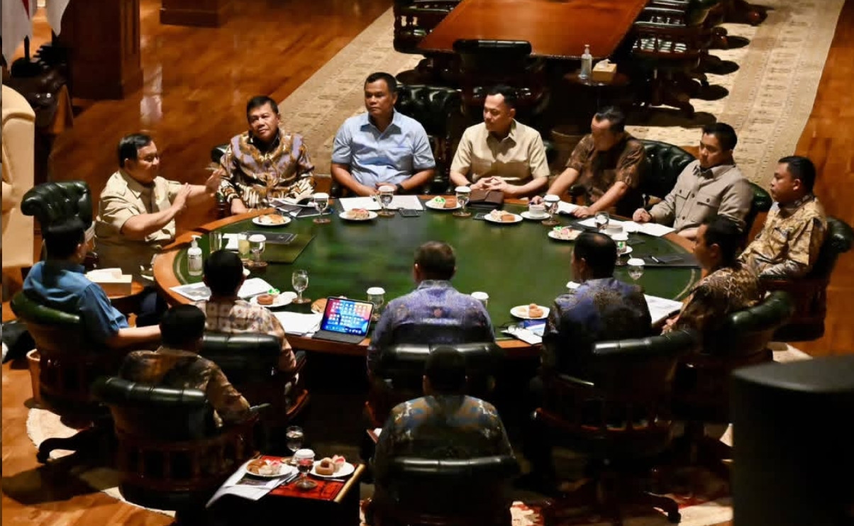 Gelar Rapat Minggu Sore hingga Malam di Hambalang, Prabowo Bahas Langkah Cepat Tangani Karhutla dan Gempa