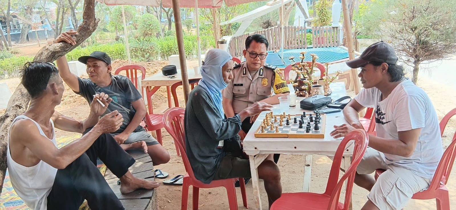 Cooling System di Pulau Untung Jawa, Bhabinkamtibmas Sosialisasikan Layanan Polisi 110 dan Imbau Warga Waspada Cuaca Buruk