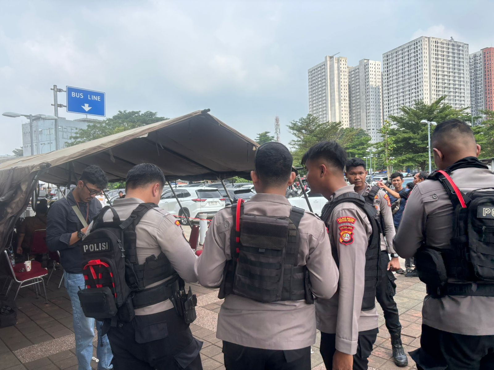 Tim Perintis Presisi Polres Metro Bekasi Kota  Amankan Area Stasiun Bekasi Timur:  Imbau Warga Tak Dekati Lokasi Evakuasi