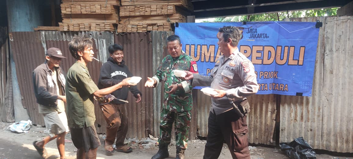 Polsek Tanjung Priok Gelar Jumat Berkah, Bagikan Nasi Kotak untuk Warga di Kolong Tol Pelita