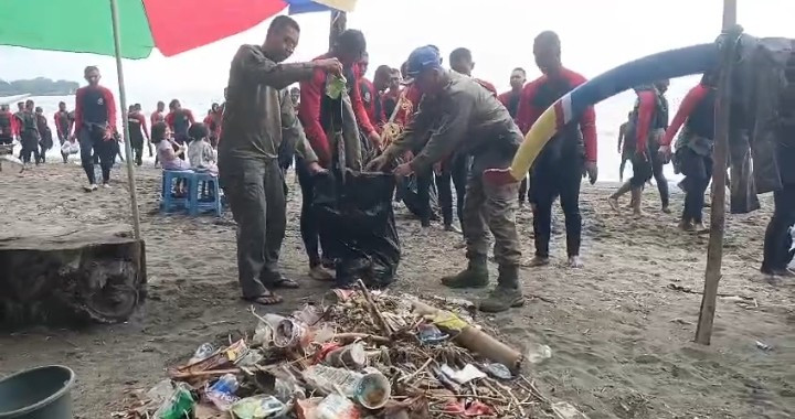 Pusdik Brimob Gelar Aksi Bersih Pantai Pasir Putih Situbondo, Tindak Lanjuti Arahan Presiden RI