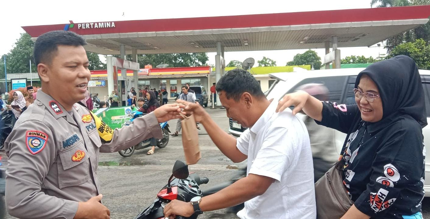 Pembagian Takjil dan Pemantauan Pasar Tumpah Kelurahan Jatiluhur