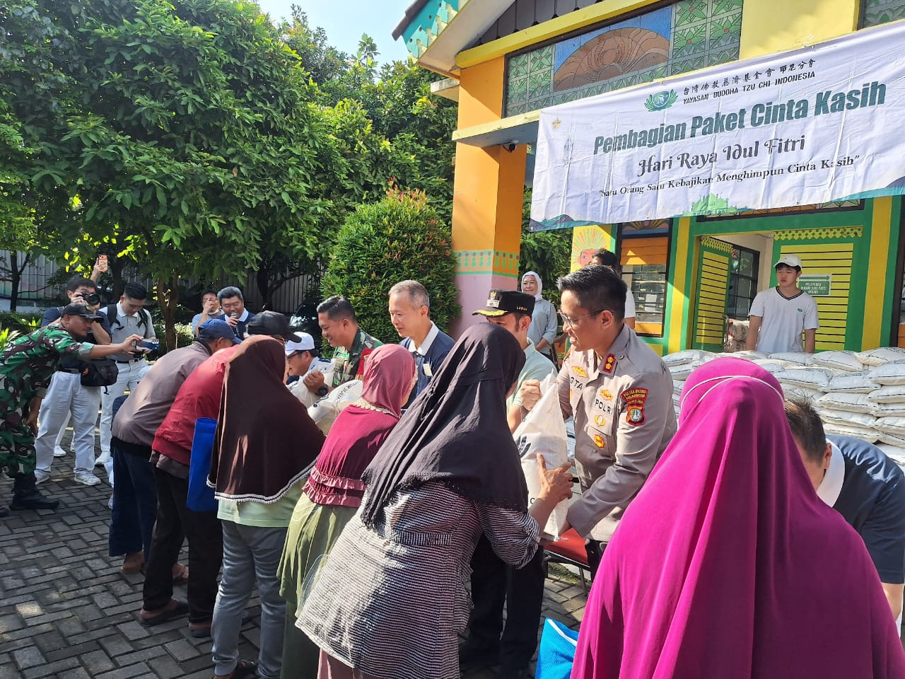 1.500 Warga Kapuk Muara Terima Bantuan Sembako dari Yayasan Buddha Tzu Chi, Polisi Kawal Pendistribusian